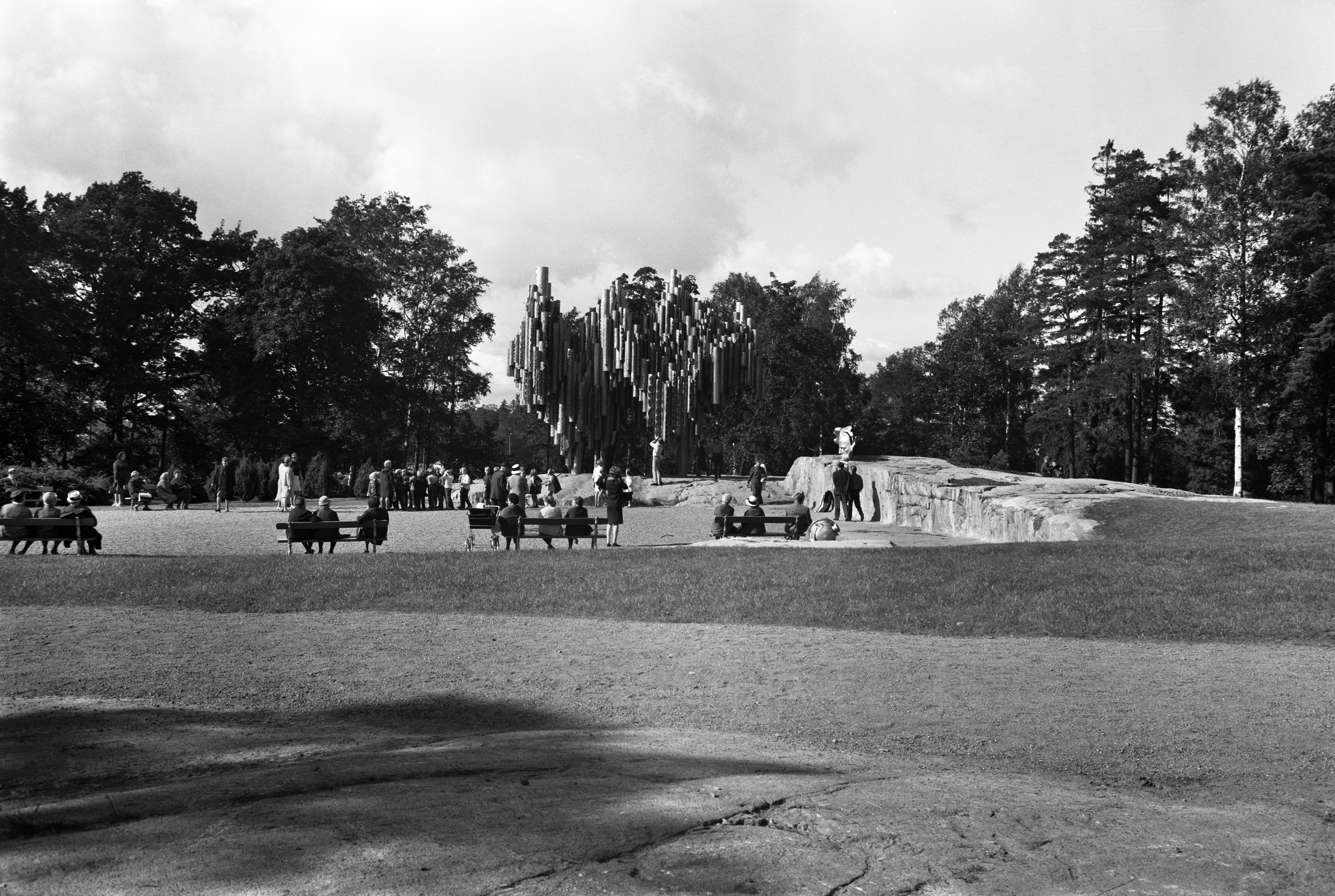 Sibelius-monumentti Sibeliuksen puistossa. Monumentin paljastustilaisuus pidettiin 7.9.1967 klo 14 alkaen. Monumentin tekijä kuvanveistäjä EIl Hiltunen.