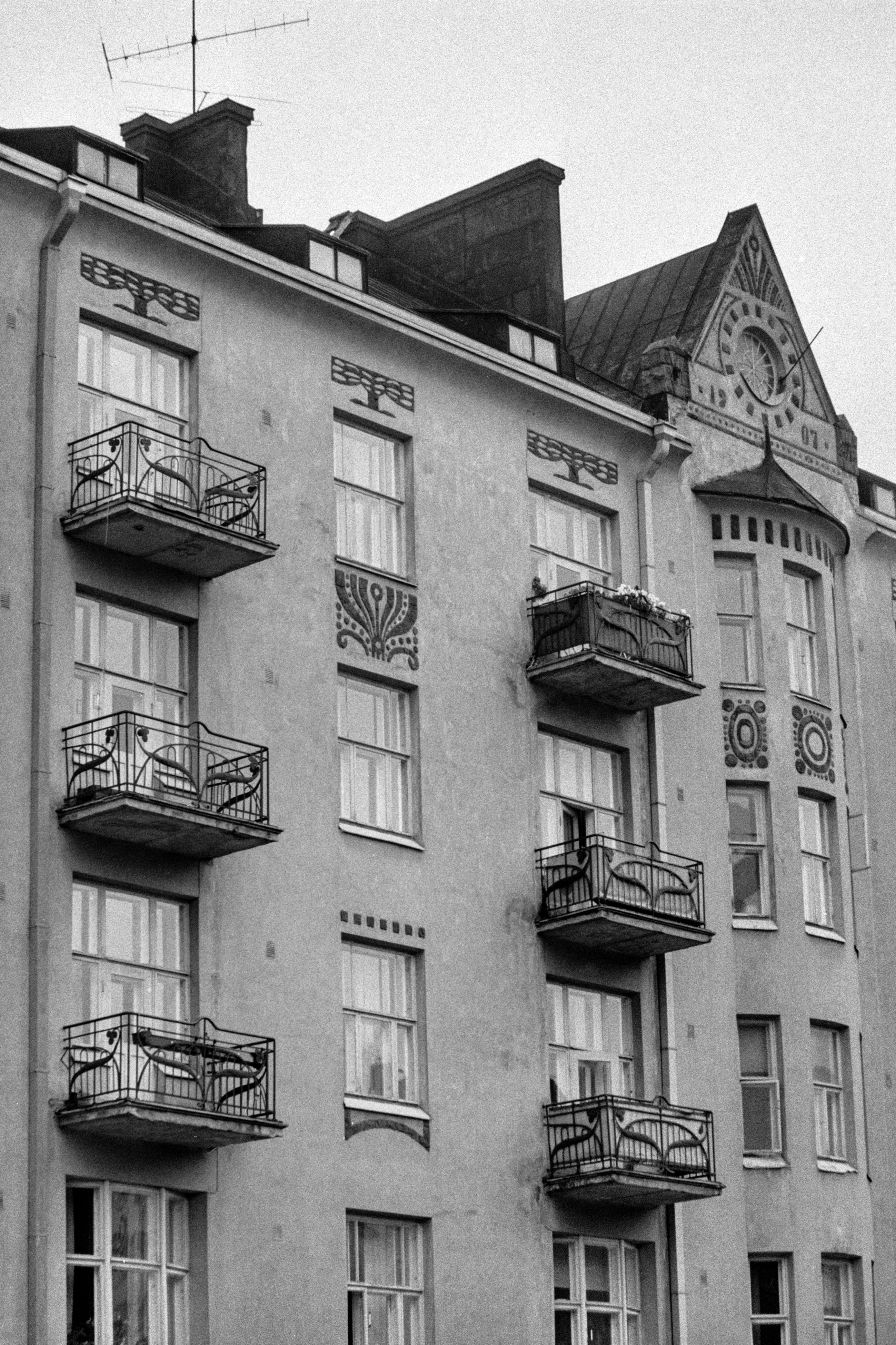Asunto Oy Ihantola. Jugendtyylisen rakennuksen on suunnitellut O. E. Koskinen. Rakennus on valmistunut 1907.
