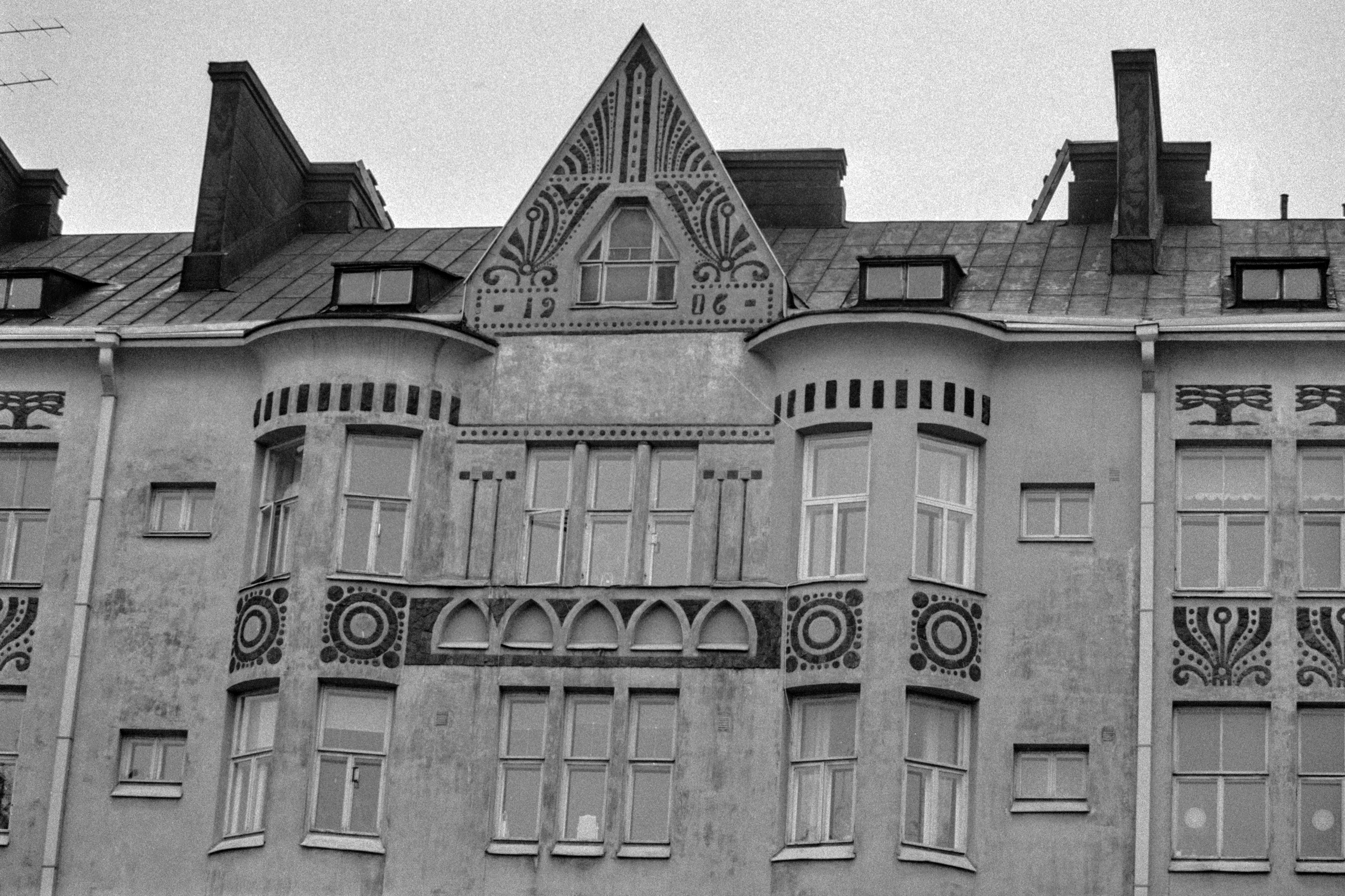 Asunto Oy Ihantola. Jugendtyylisen rakennuksen on suunnitellut O. E. Koskinen. Rakennus on valmistunut 1907.