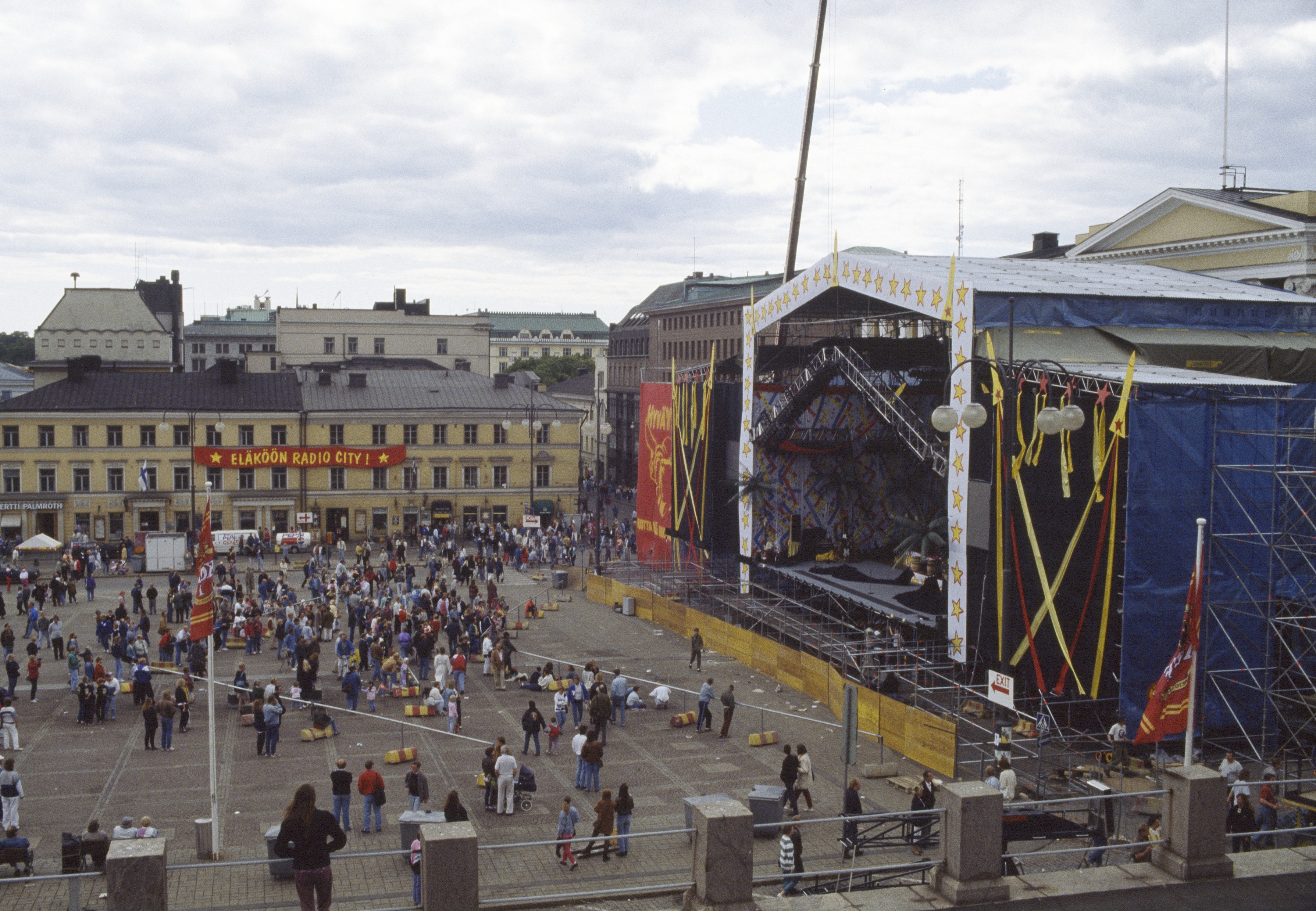 Leningrad Cowboys -yhtyeen ja Puna-armeijan kuoron Total Balalaika Show -konsertin esiintymislavaa pystytetään Senaatintorilla Helsinki-päivänä 1993