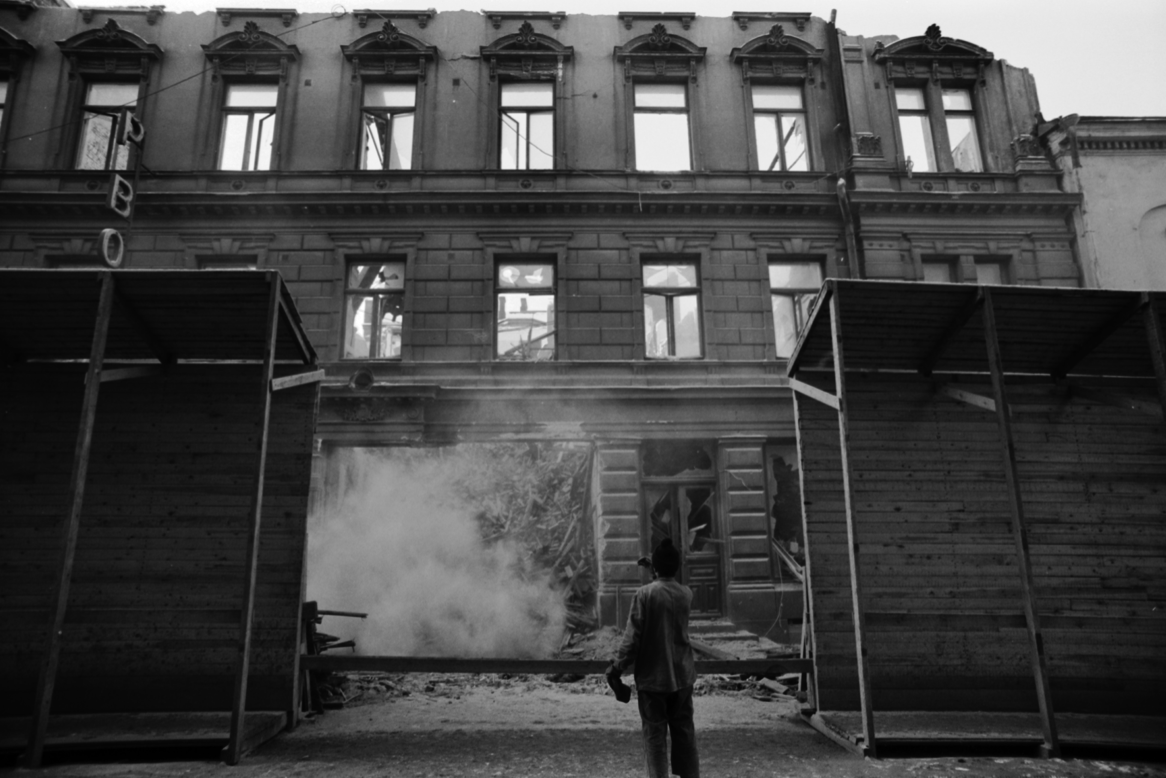 Kaartinkaupunki Fabianinkatu 8 Fabianinkatu 8:n kerrostalon purkutyöt käynnissä