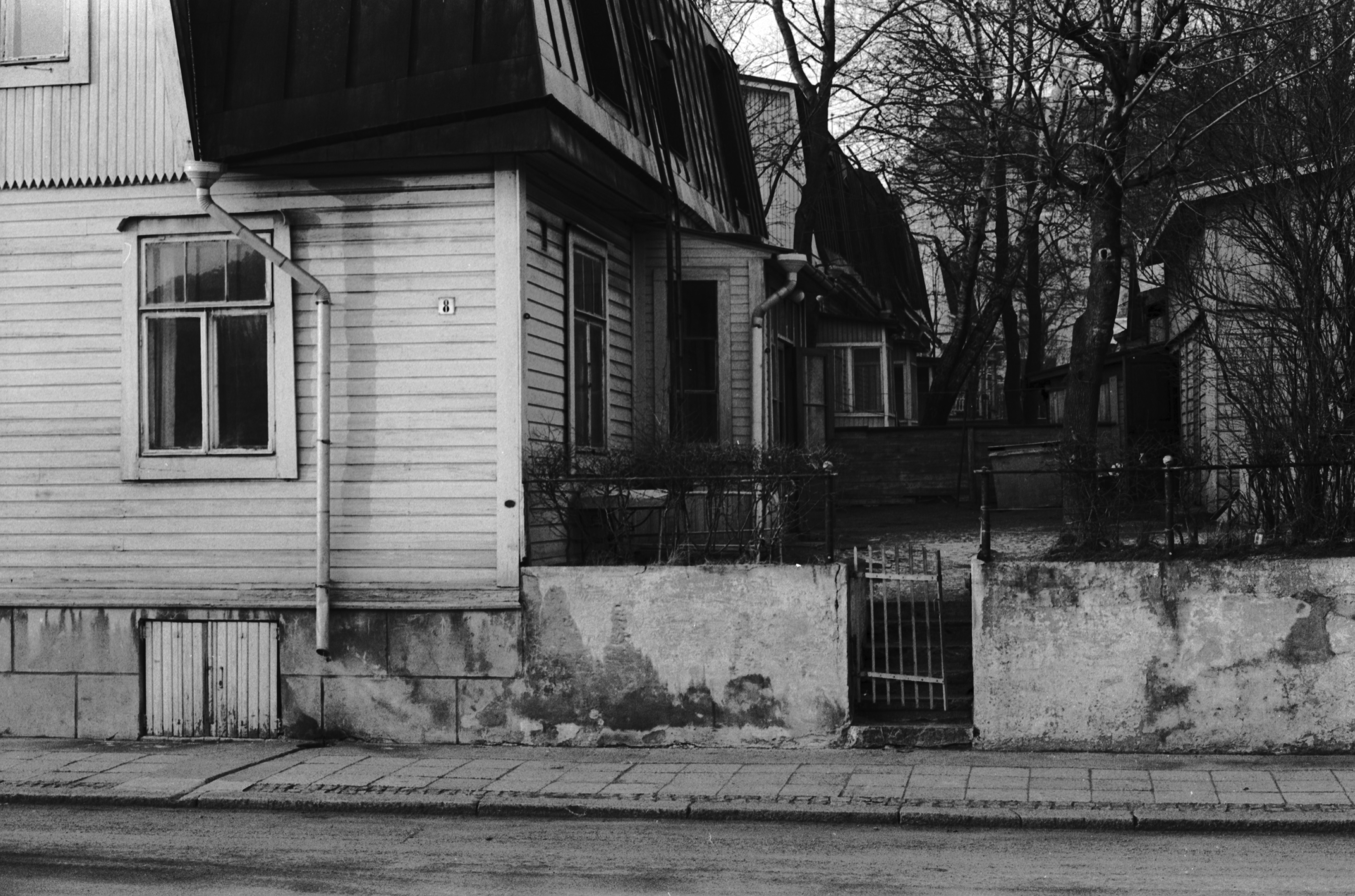 Vallila Suvannontie 8. Virtaintie 3. Näkymä Suvannontieltä Virtaintie 3:n puutalojen pihapiiriin.
