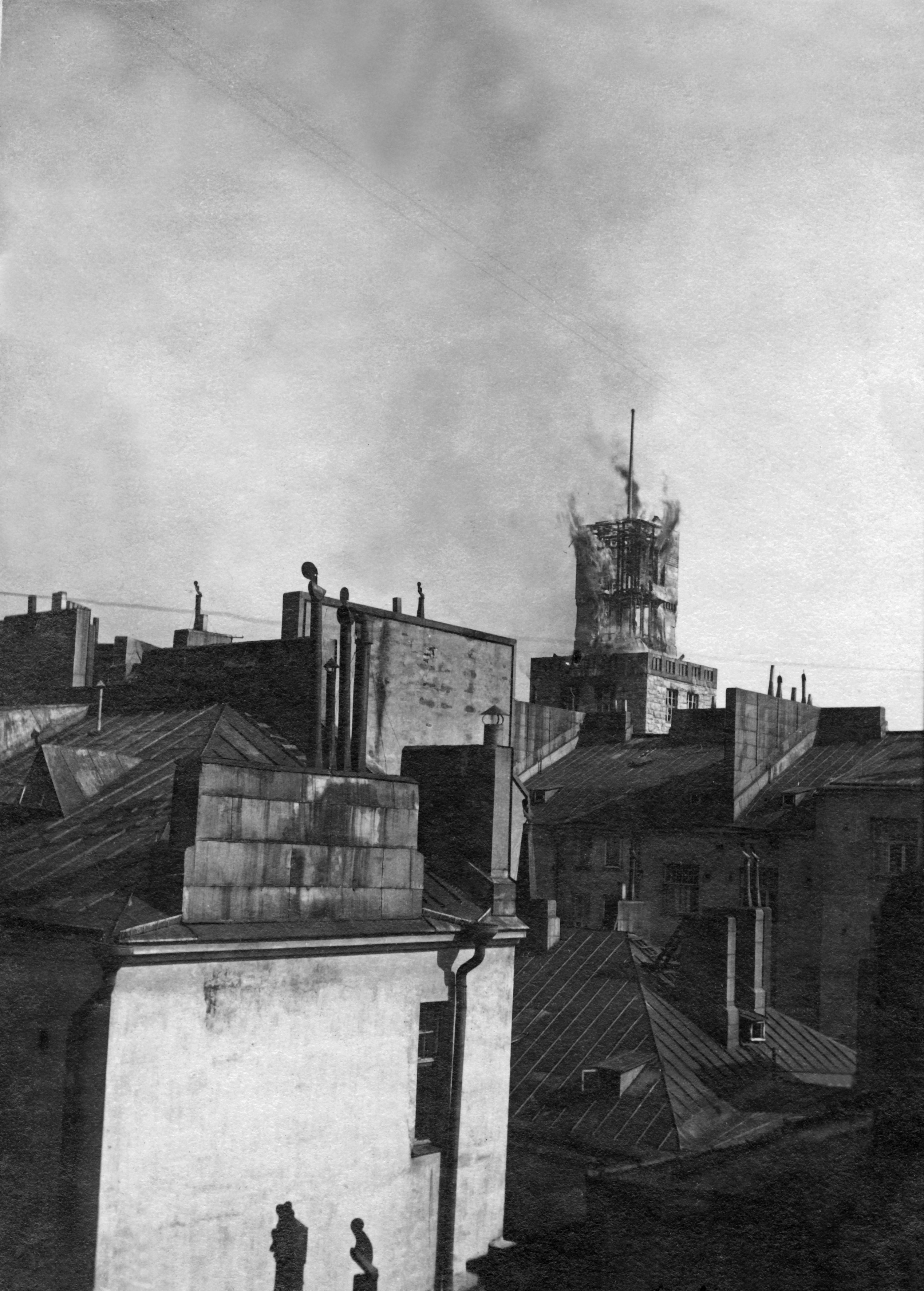Helsingin valtaus 1918. Työväentalon tornissa on tulipalo.