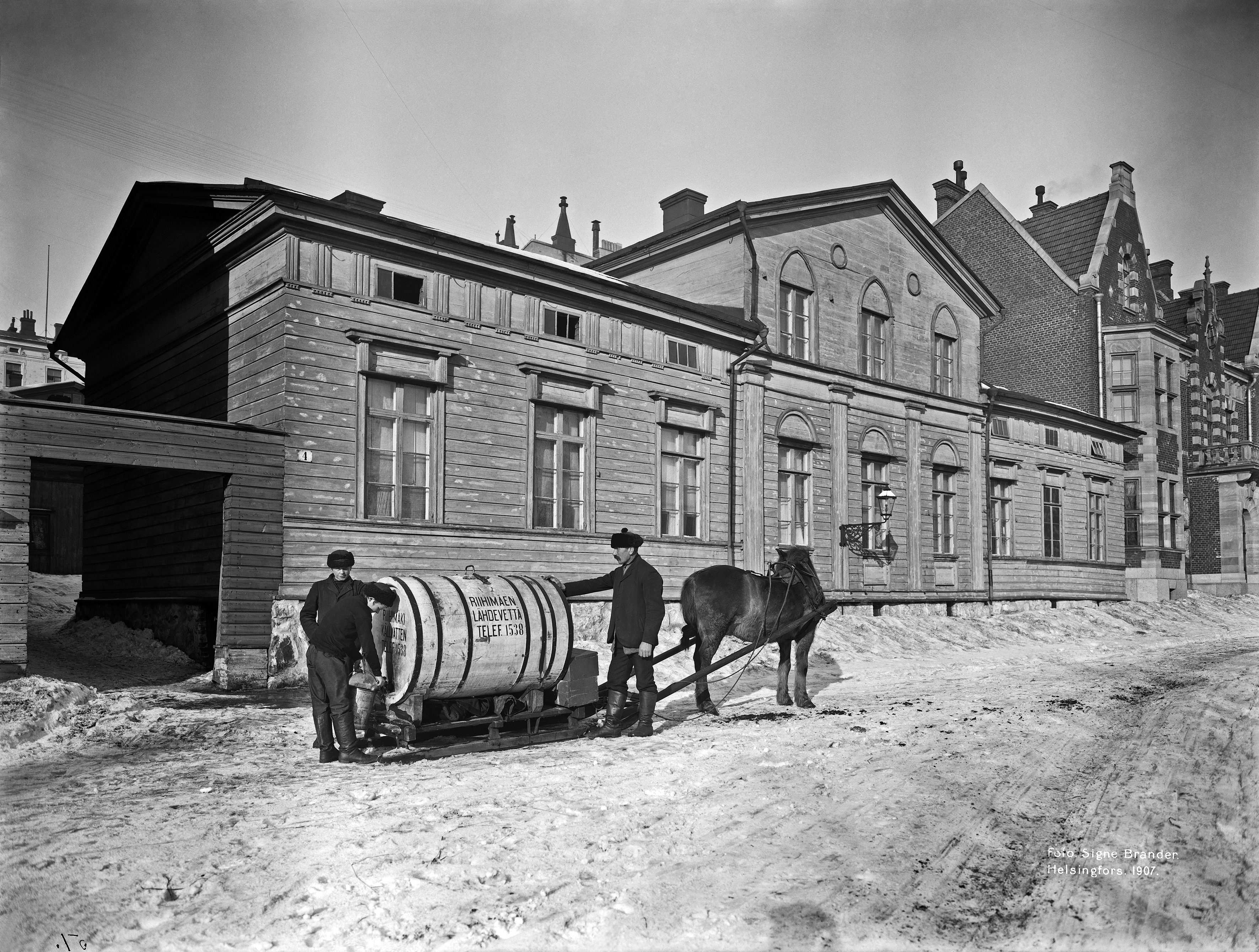 Maurinkatu 4, ns. Ramsayn talo. Riihimäen lähdeveden myyjä hevosrekineen talon edustalla.