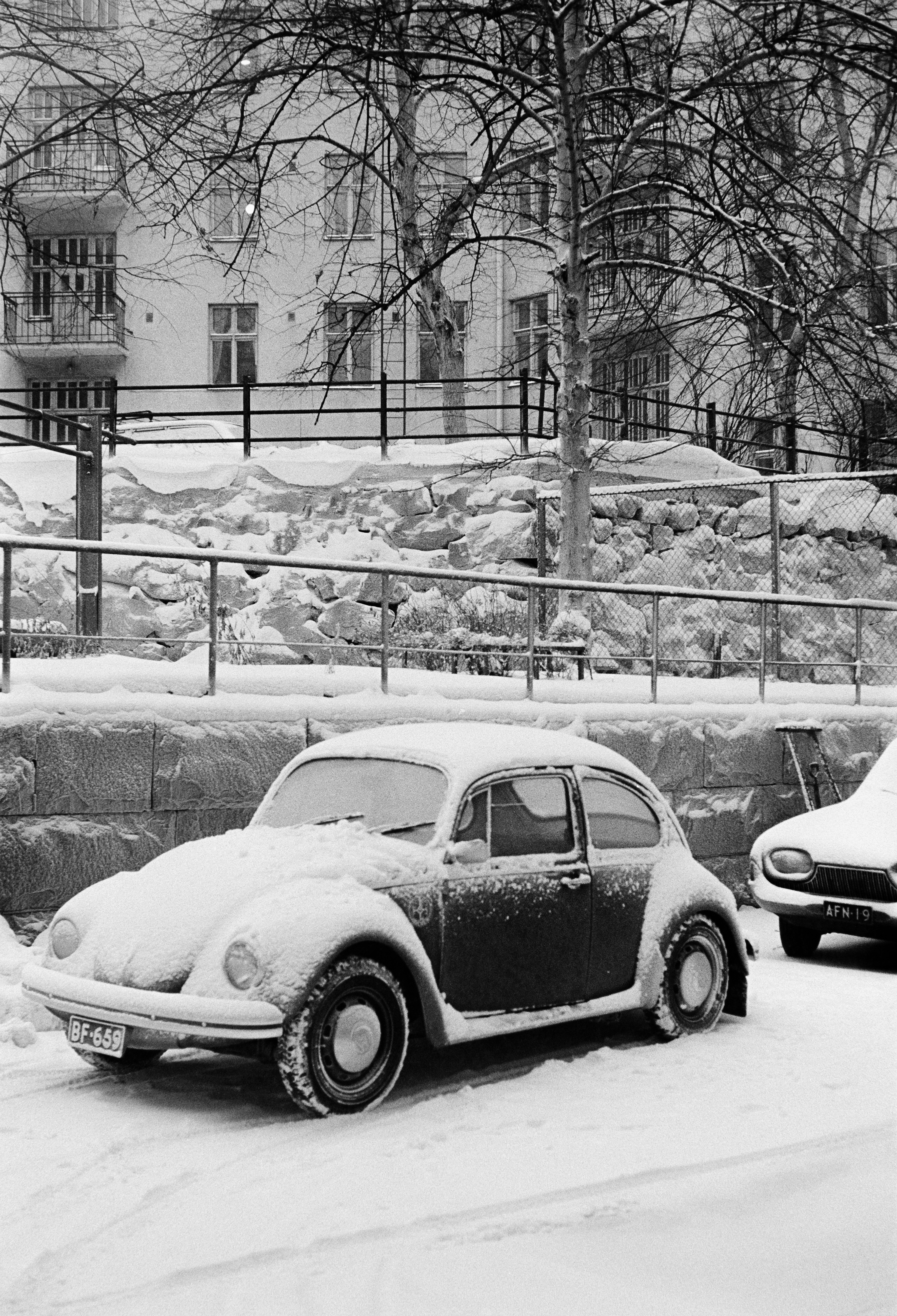 Ensilumi Töölössä vuonna 1973. Sisäpihanäkymä isolle korttelipihalle. Taustan talot ovat Aurorankatu17 ja Freesenkatu 2 kiinteistöä. Etualalla Volkswagen "Kupla".