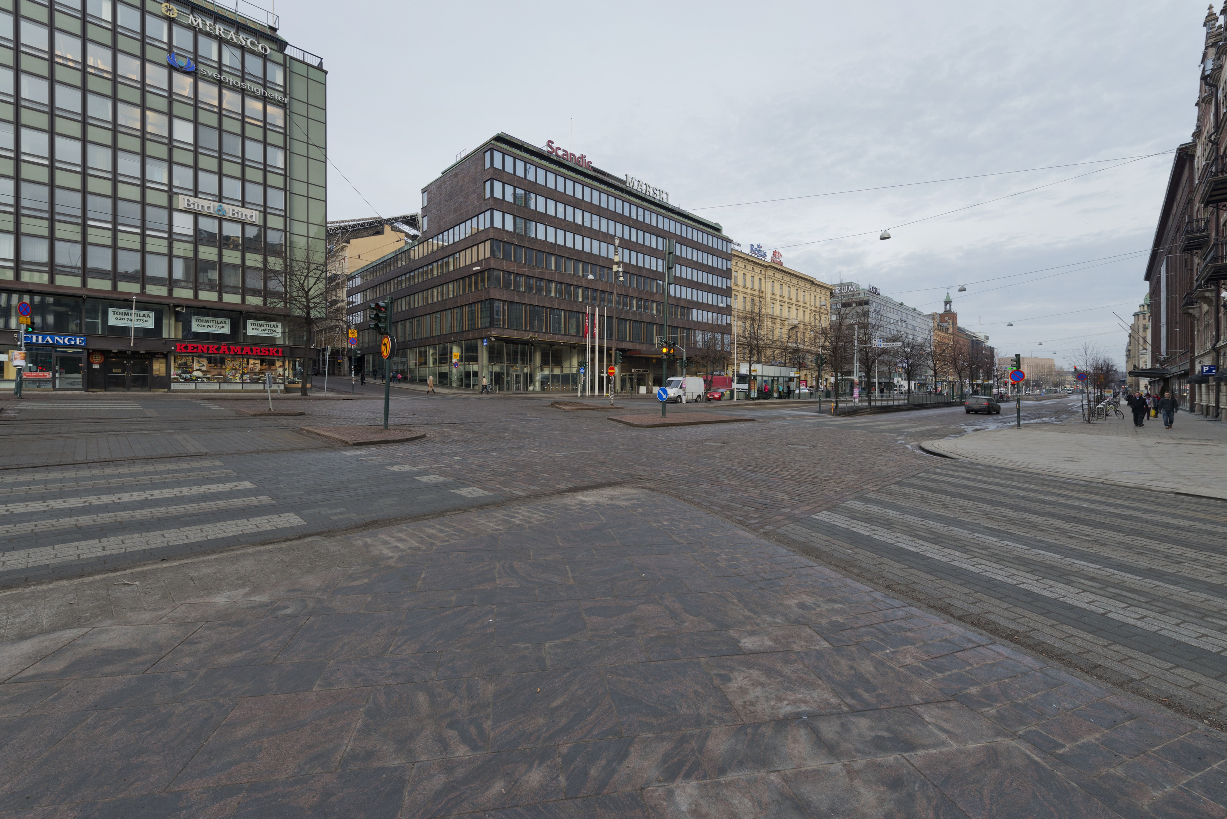 Vasemmalla Mannerheimintie 8. Arkkitehti Pauli Salomaa, 1960. Seuraavana oikealla Hotelli- ja liiketalo Marski, Mannerheimintie 10. Arkkitehti Einari Teräsvirta, 1961. City-inventointi.