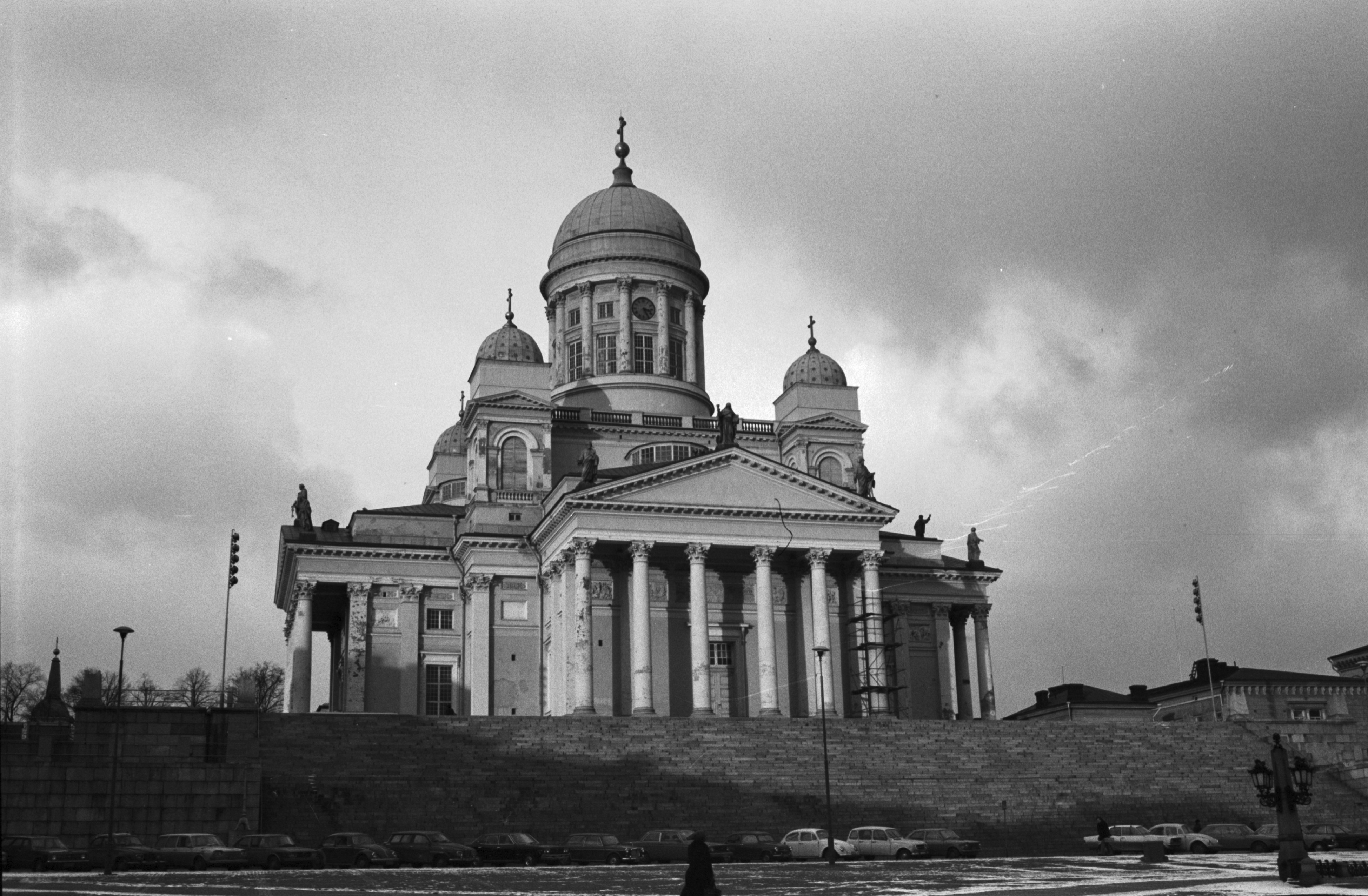 Hallituskatu 7. Tuomiokirkko Senaatintorin laidalla auringon pilkahdettua pilvien välistä talvipäivänä.