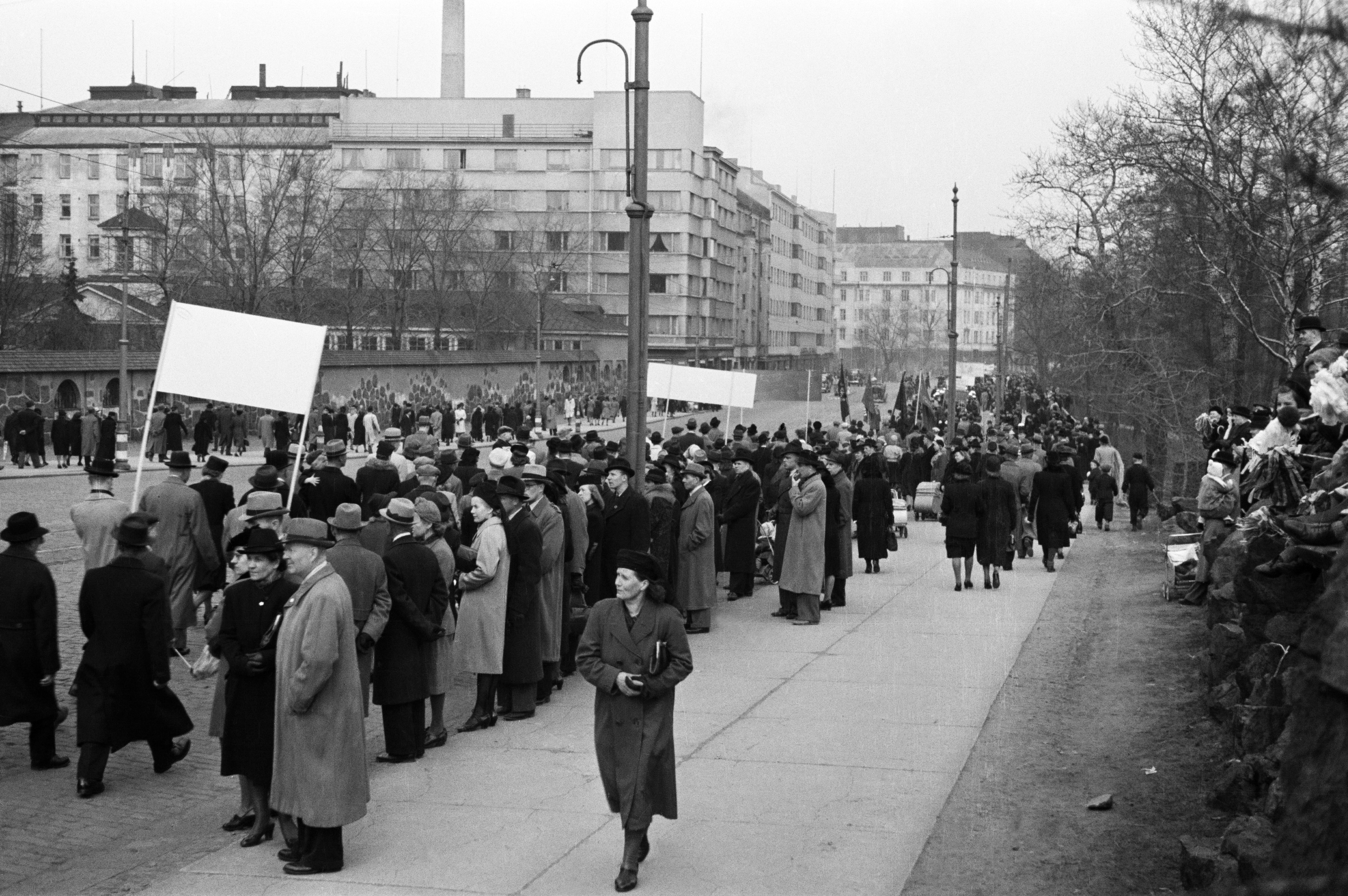 Vappukulkue Mannerheimintiellä matkalla vasemmistopuolueiden yhteiseen vappujuhlaan Stadionille.