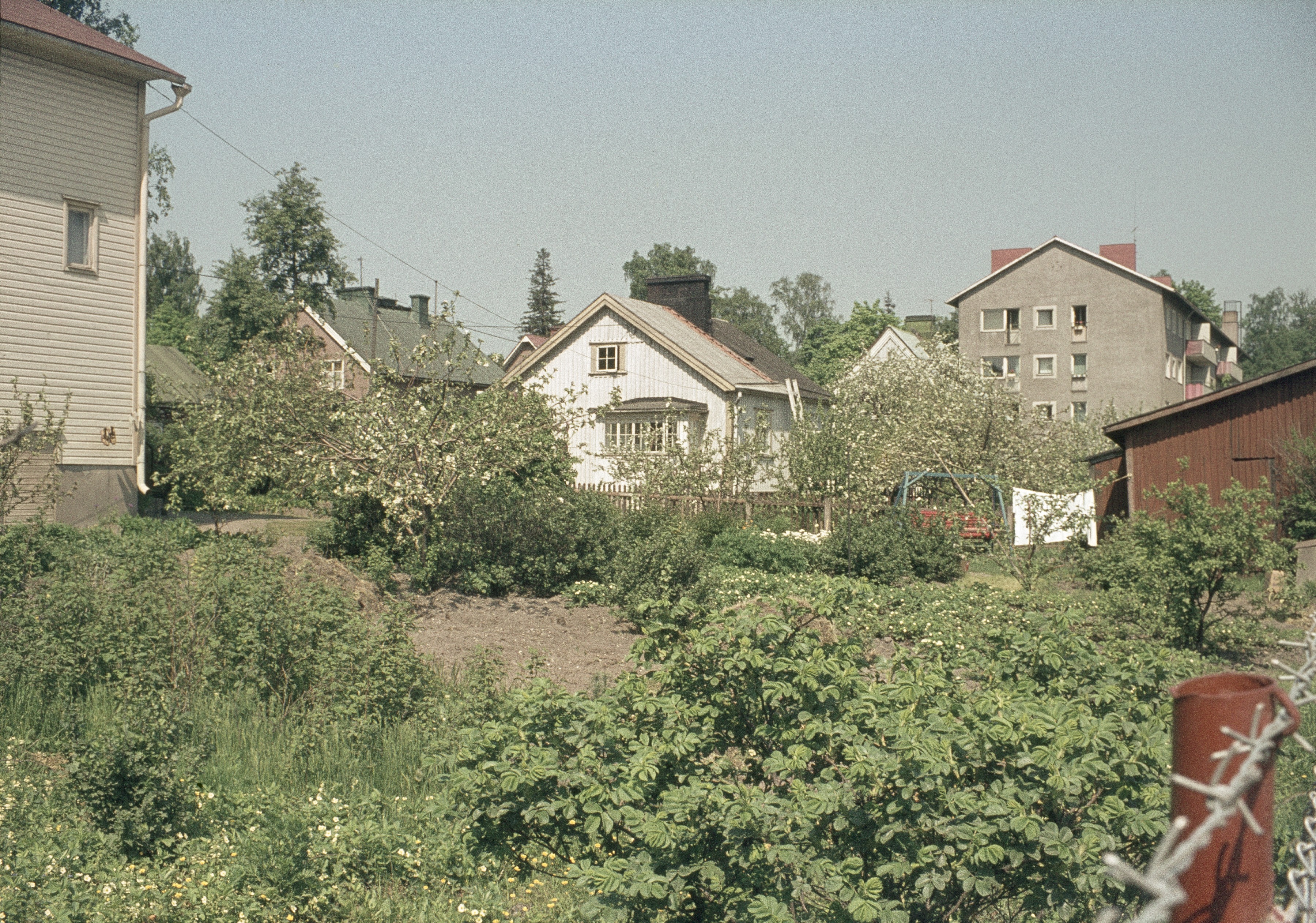 Kongontie 17, 19, 21 kuvattuna raitiovaunu no 6 päätepysäkiltä Intiankatu-Hämeentie.
