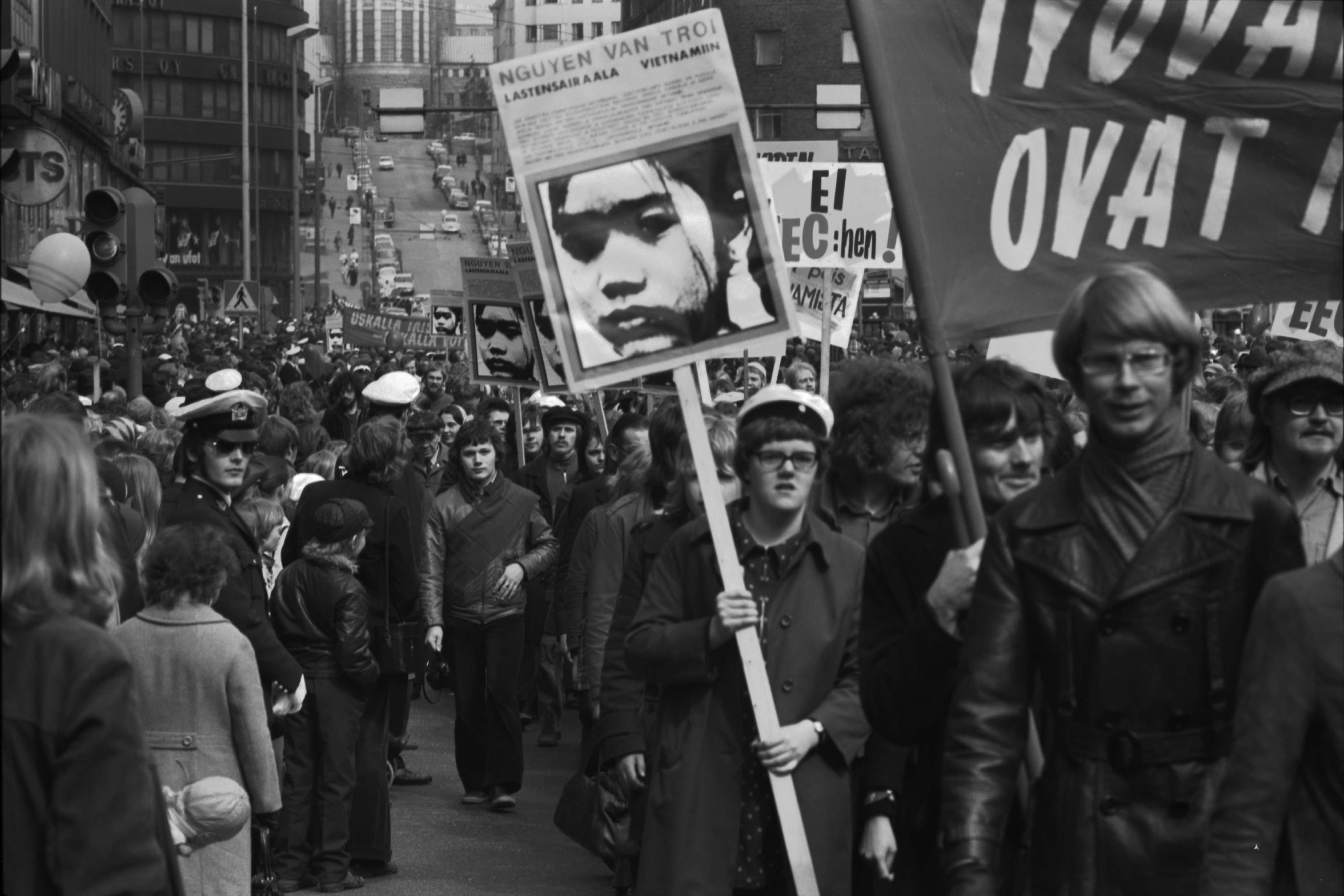 Siltasaarenkatu. Työväen vappukulkue banderolleineen ja plakaatteineen Siltasaarenkadulla 1.5.1972. Kadun laidalla sankoin joukoin ihmisiä seuraamassa marssia.