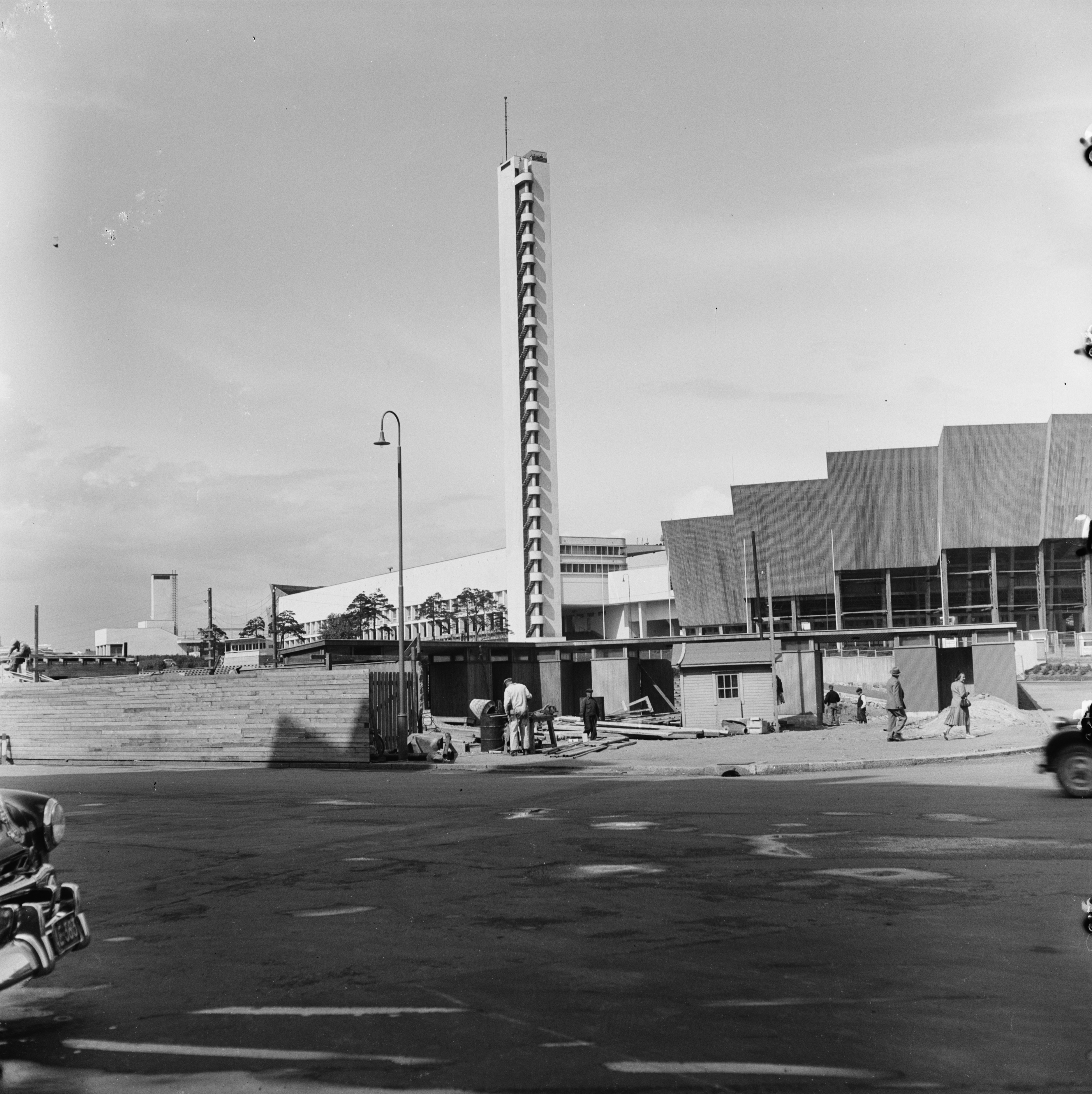 Helsingin olympialaiset 1952. Olympiatadionin eteen rakennetaan lippukojuja.