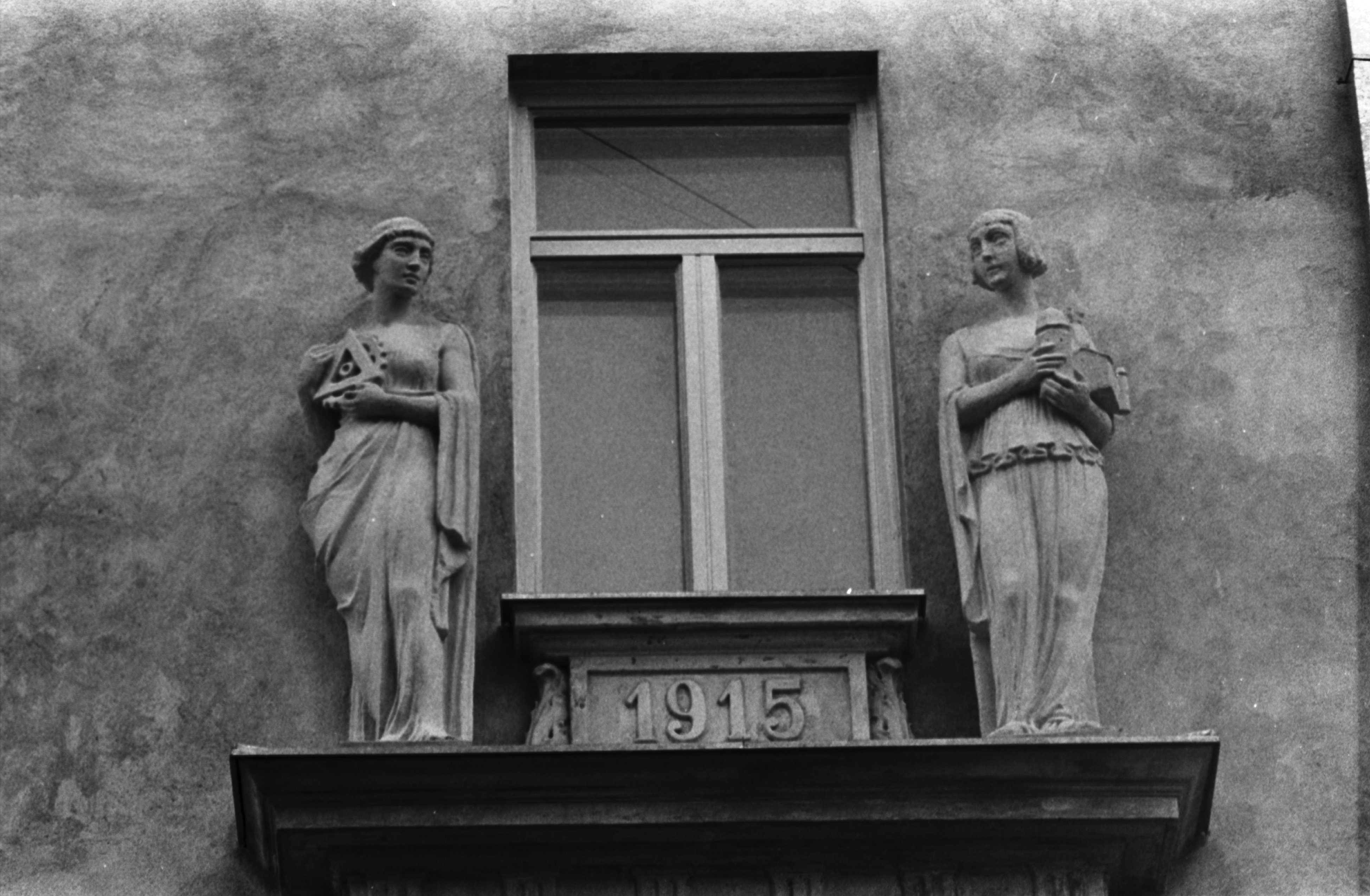 Meritullinkatu 10b. Kaksi veistosta Opetusministeriön rakennuksen ikkunan molemmin puolin Meritullinkadun puoleisessa julkisivussa.