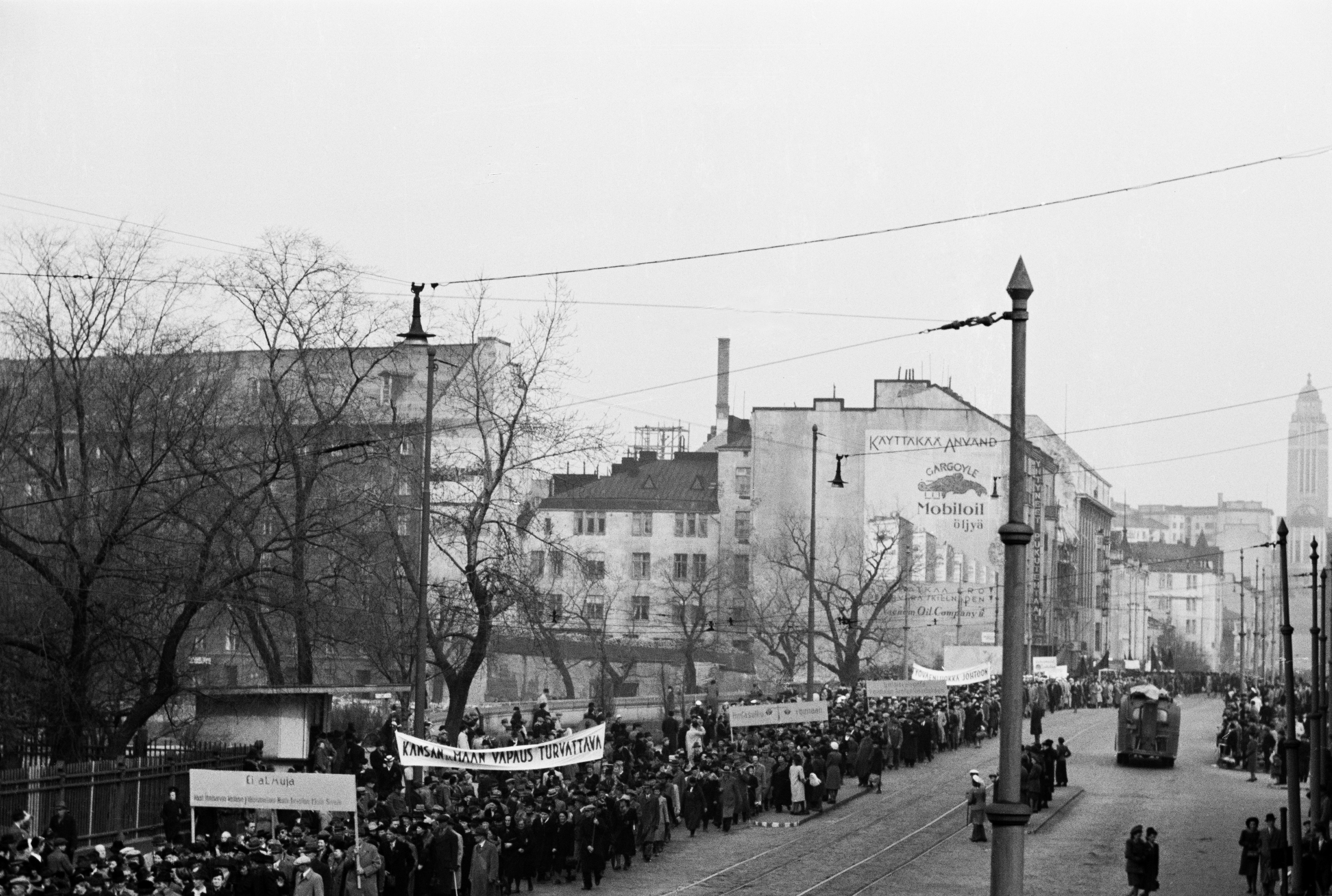 Vappukulkue ylittämässä Pitkääsiltaa matkalla vasemmistopuolueiden yhteiseen vappujuhlaan Stadionille.