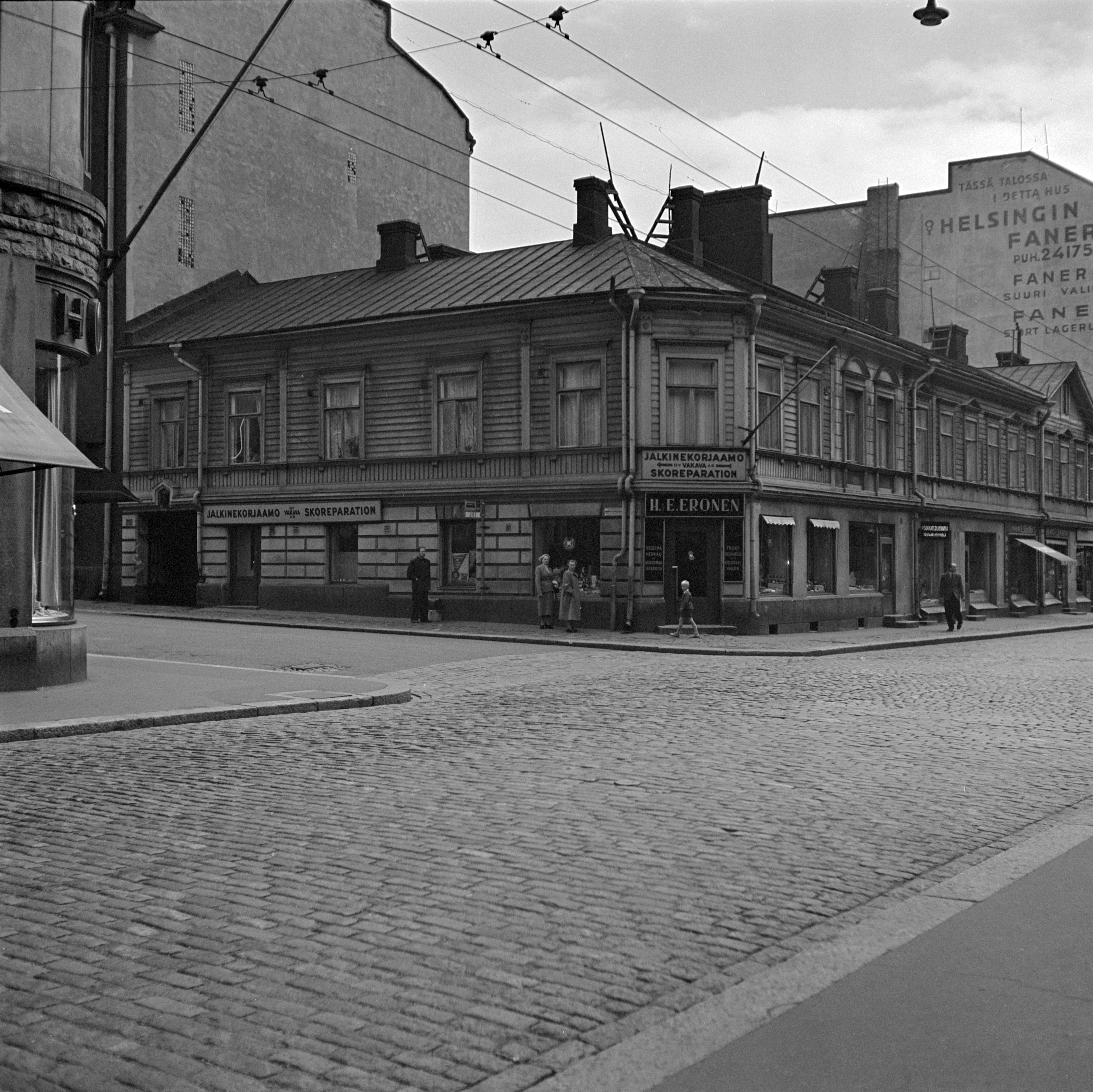 Uudenmaankatu 30 - Fredrikinkatu 33. Rakennuksessa toimi jalkinekorjaamo Oy Vakava ab, H.  & E. Erosen myymälä (hedelmiä ja siirtomaatavaroita).