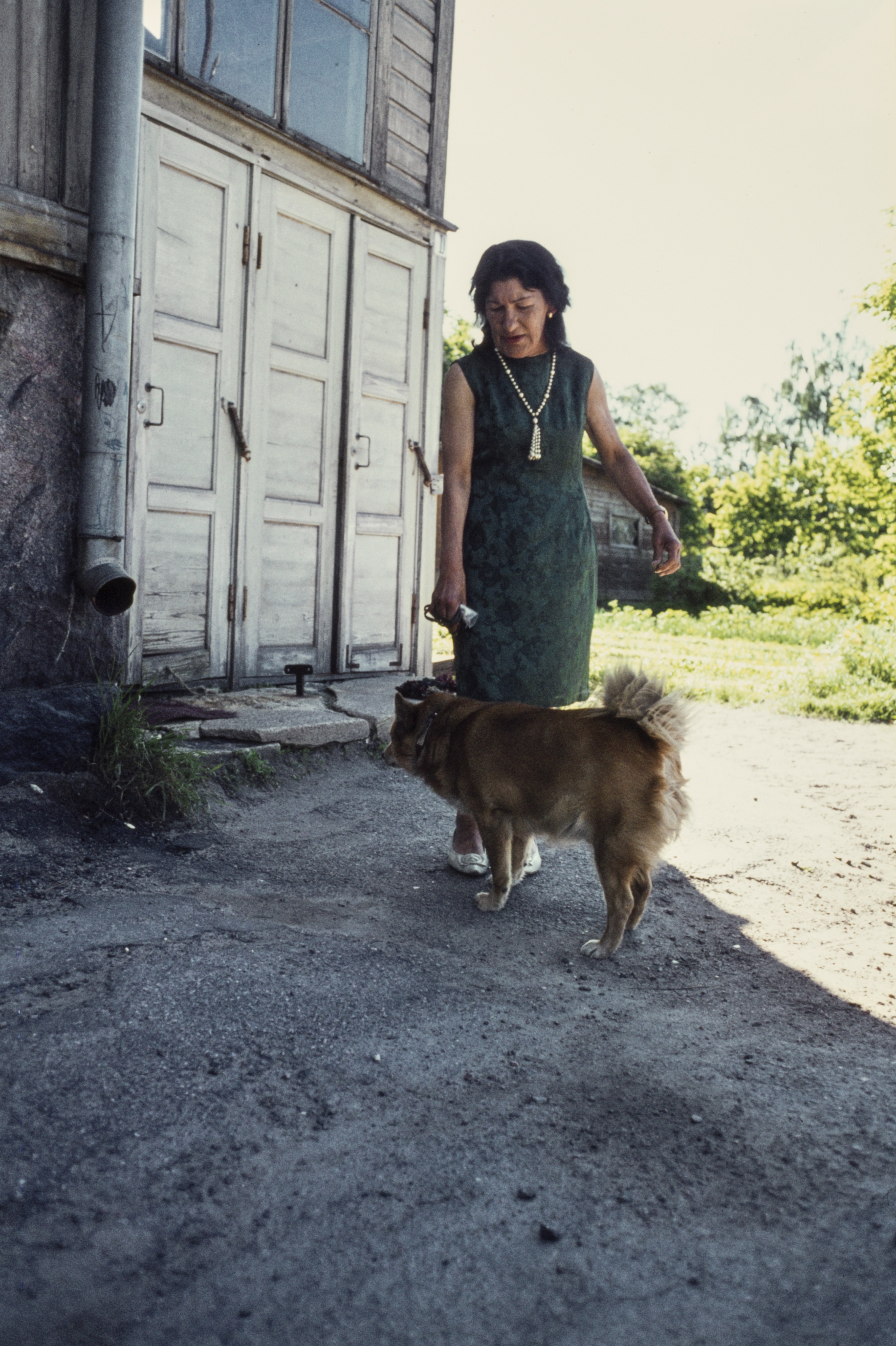 Nainen koiransa kanssa Puu-Pasilassa.