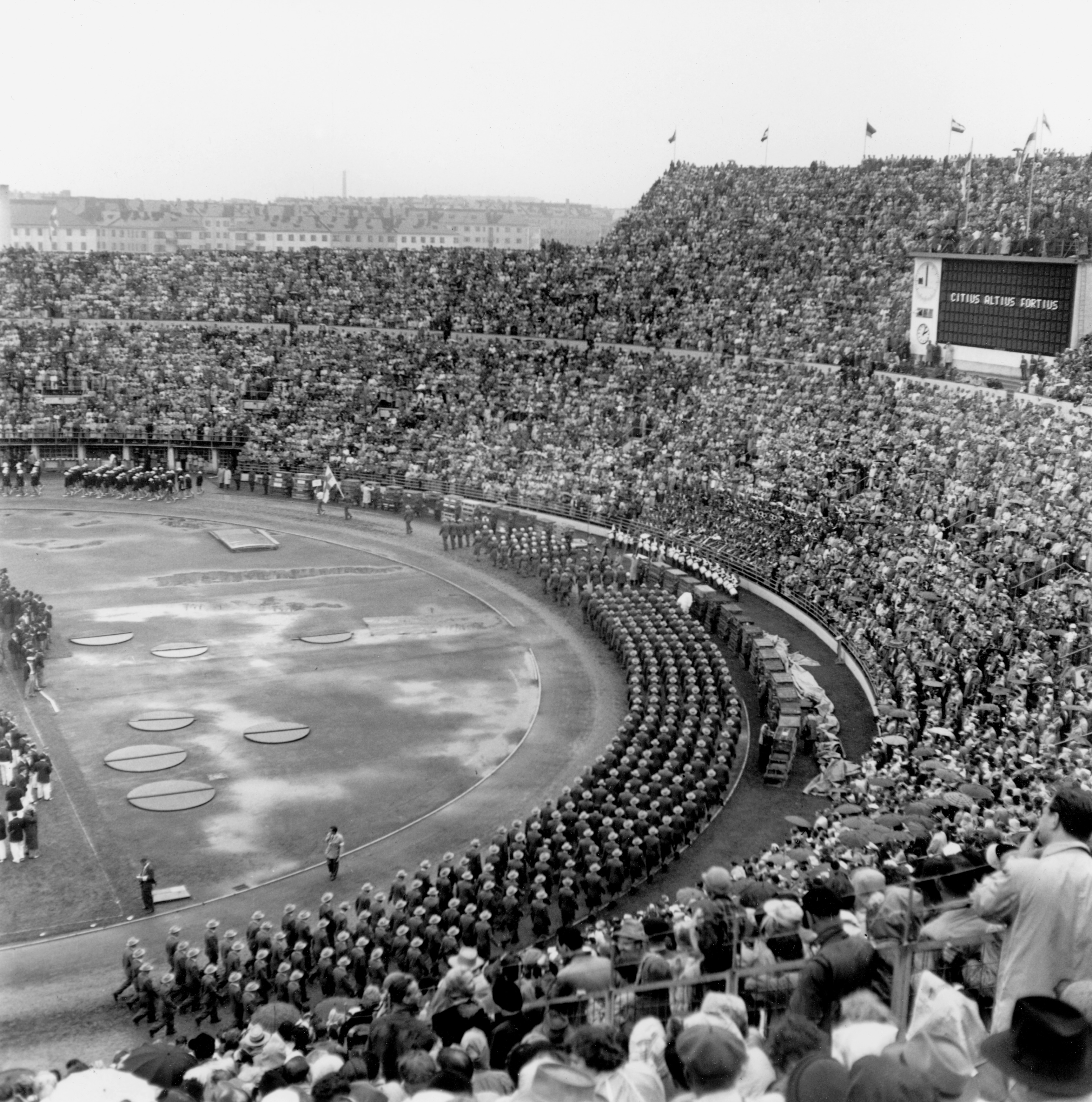 Helsingin olympialaiset 1952. Avajaiset 19.7.  Olympiastadionilla. Suomen joukkue marssii kentälle.