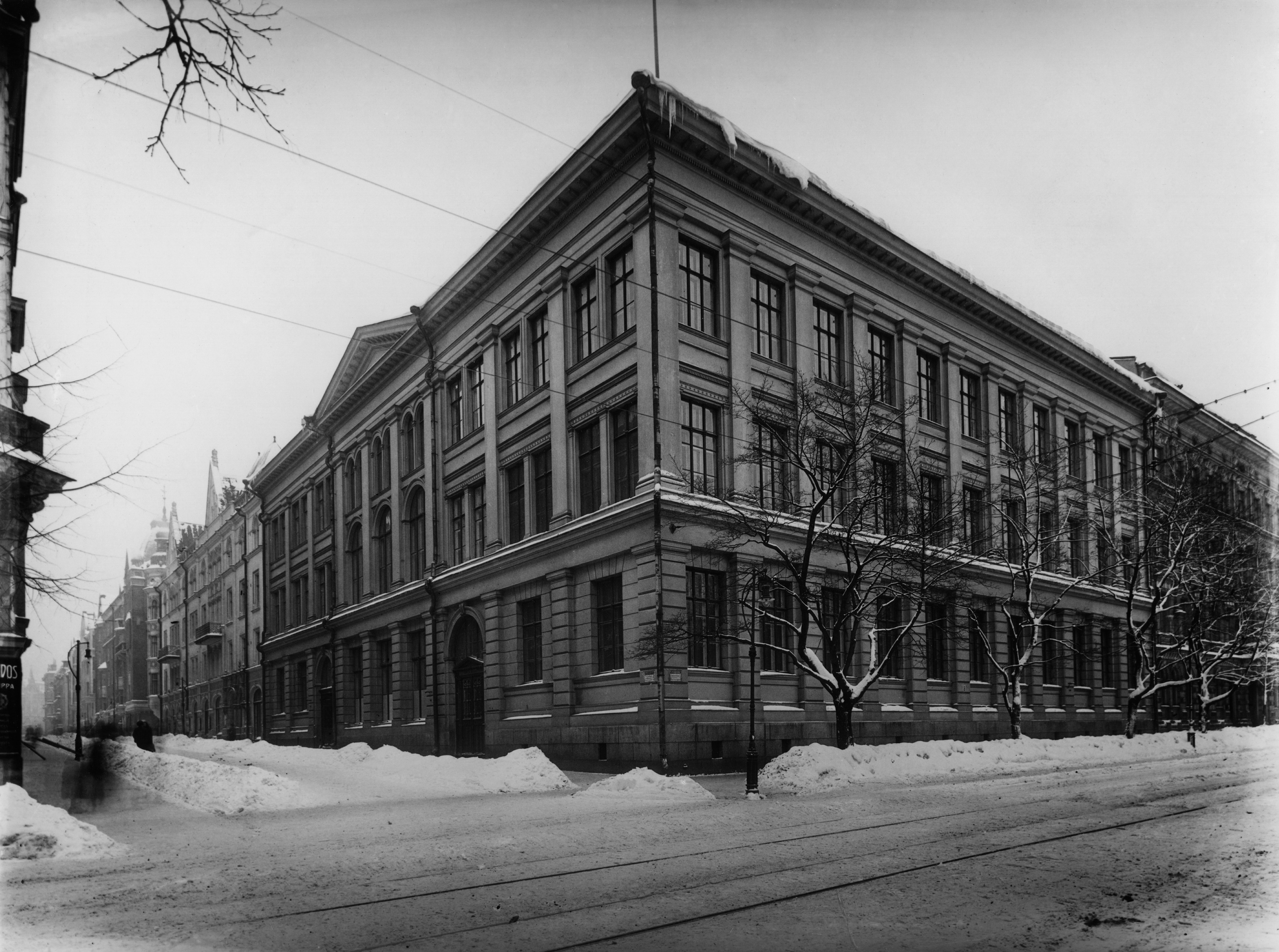 Helsinki Finnish girl school, Yrjönkatu 18 - Bulevardi 8. The school building drawn by architect s. Gripenberg was completed in 1884.