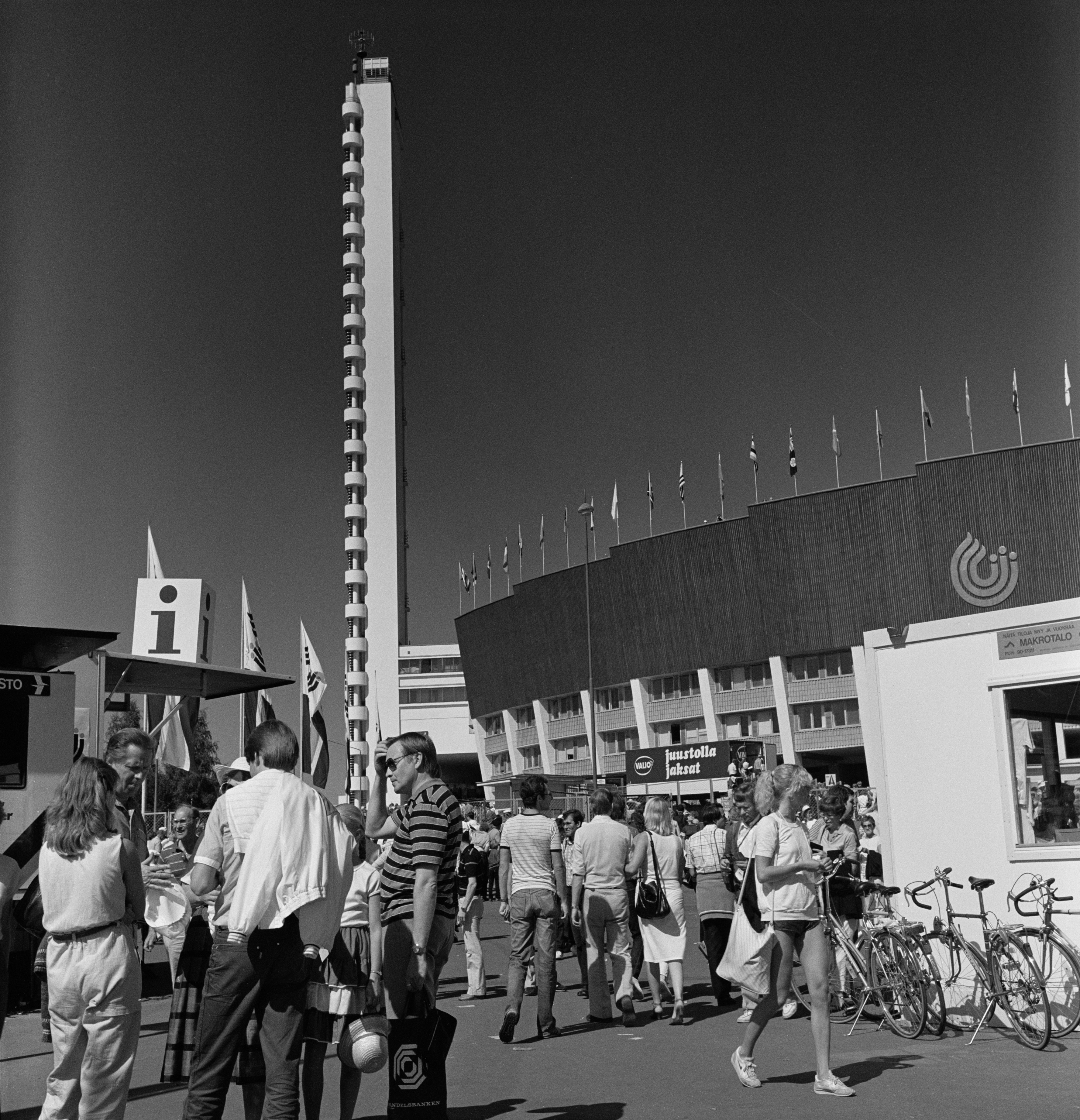 Yleisurheilun ensimmäiset maailmanmestaruuskisat Olympiastadionilla. Kisavieraita Stadionin etukentällä.