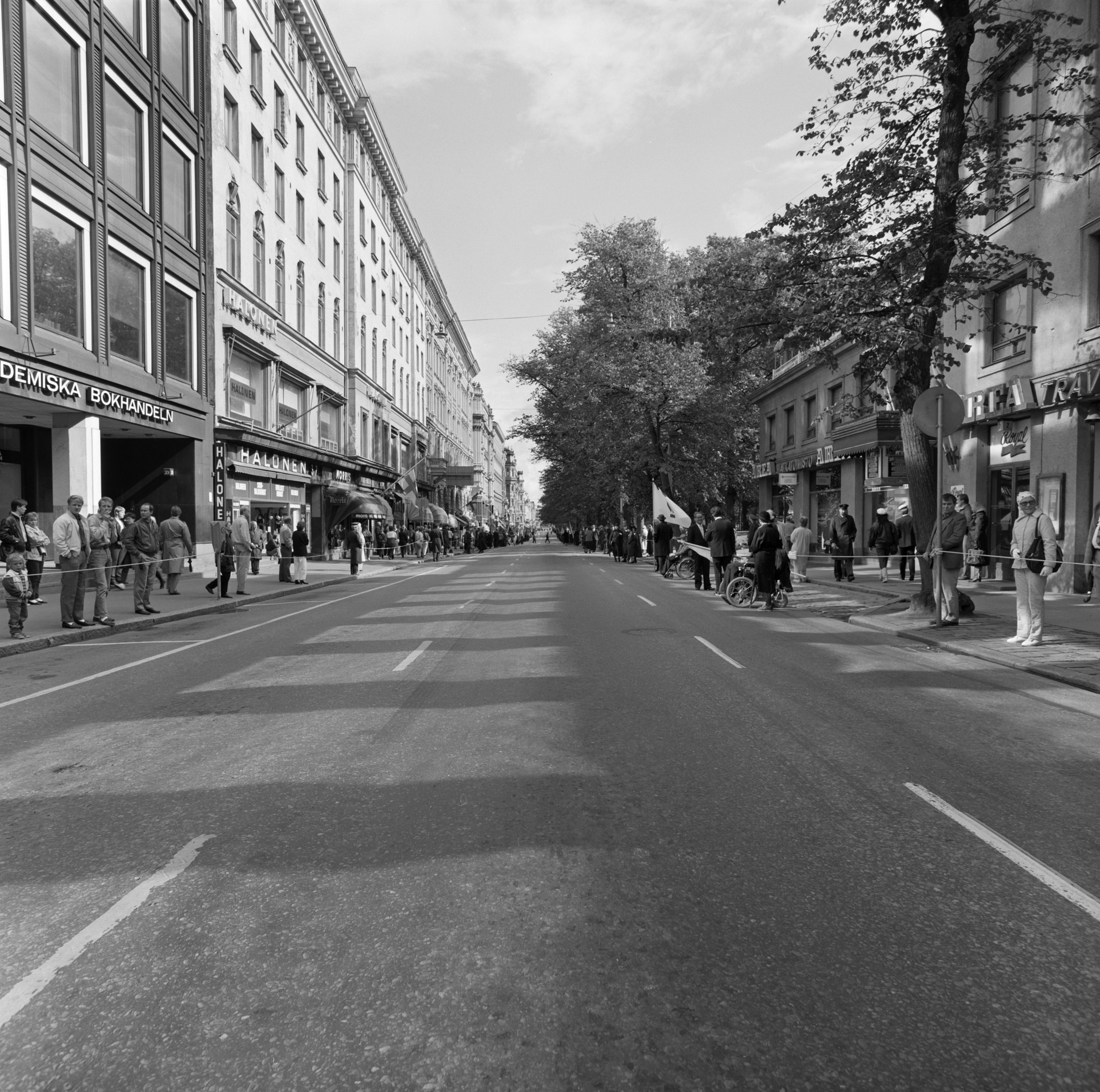 President Urho Kekkosen's funeral exhibition for North Esplanad to watch the accumulated audience.