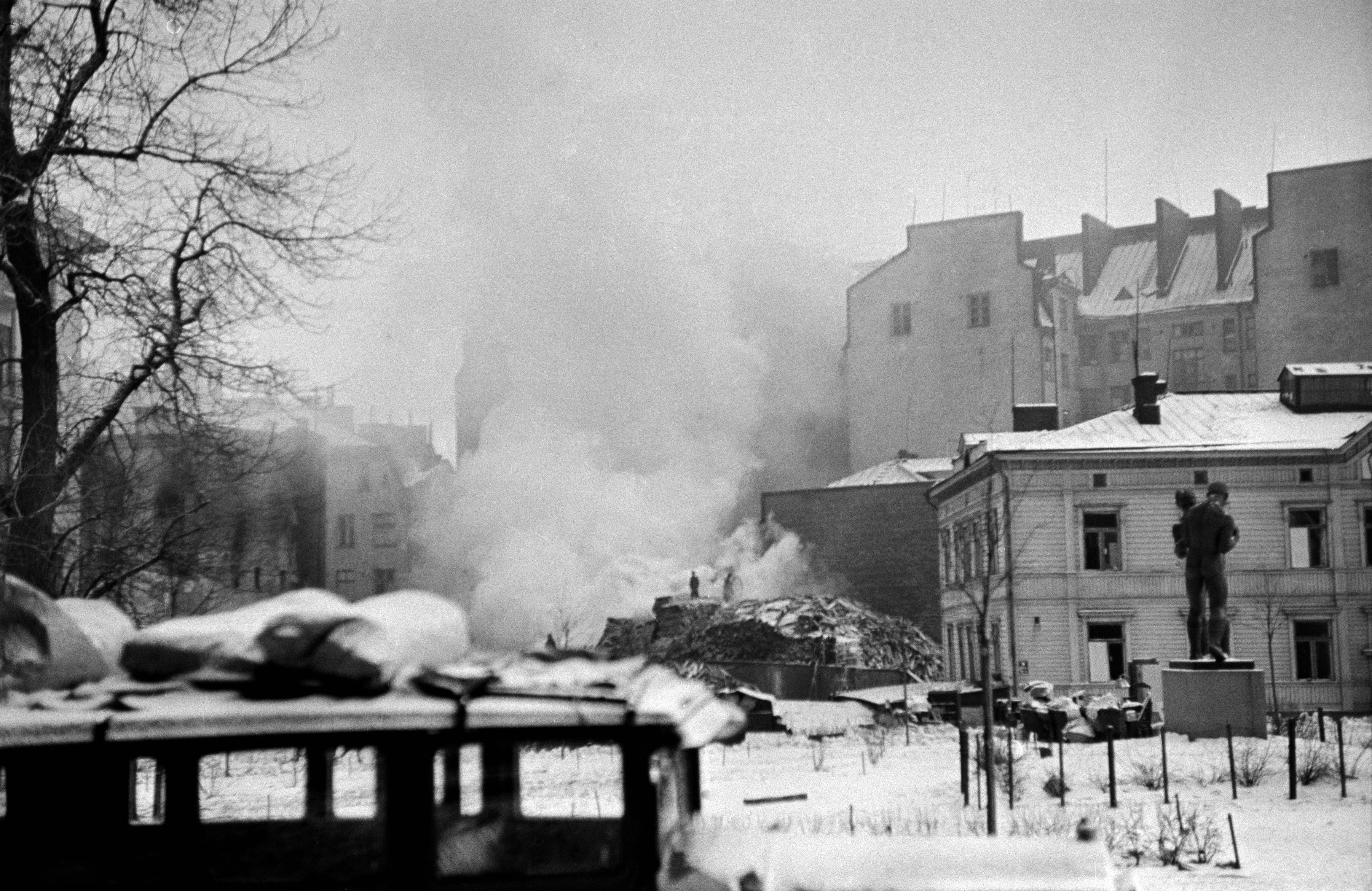 Pommitusten aiheuttama tulipalo halkovarastossa Paasivuorenkatu 4:ssä jatkosodan aikana.