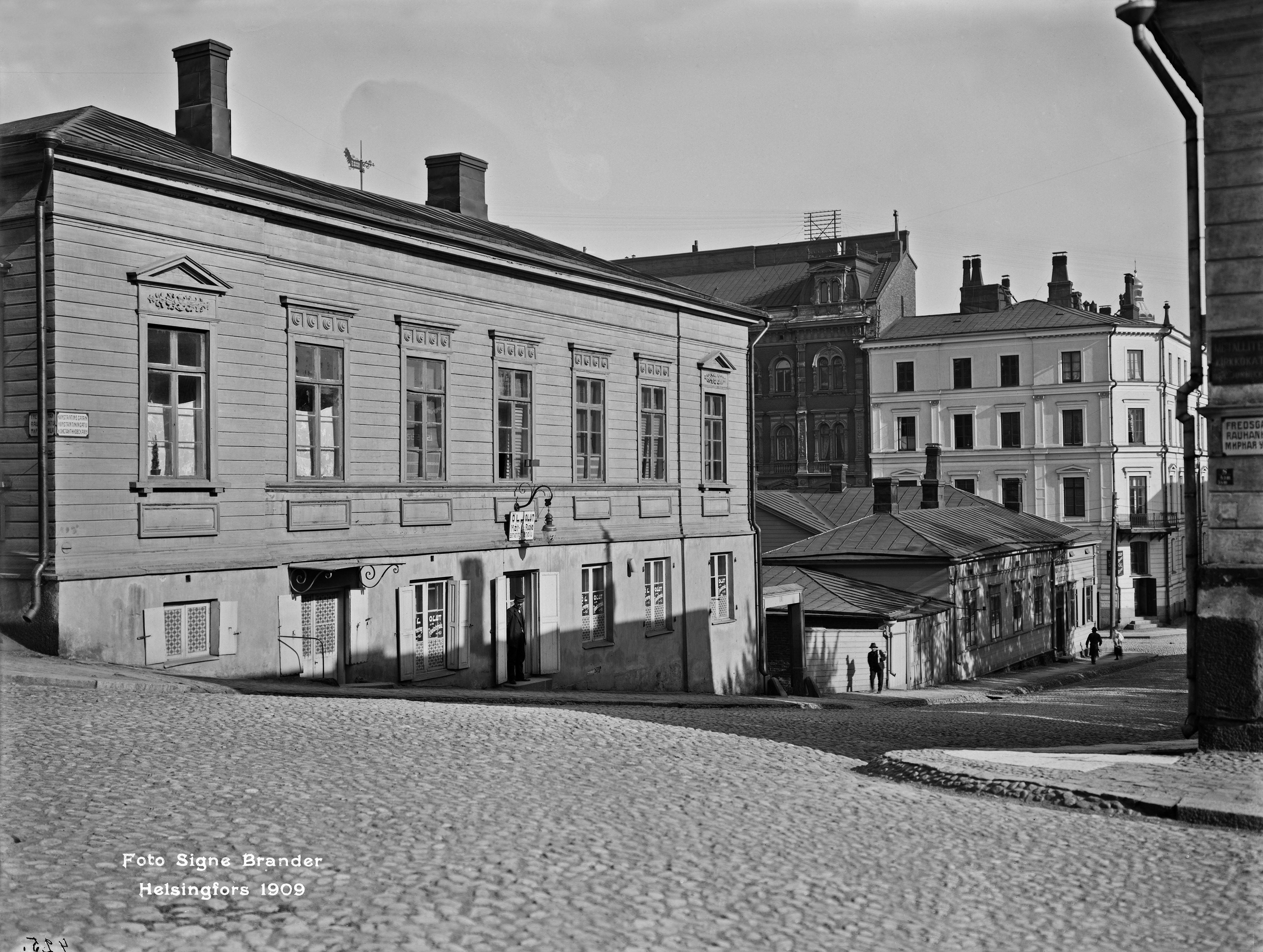 Konstantininkatu 7, 5 (= Meritullinkatu ).