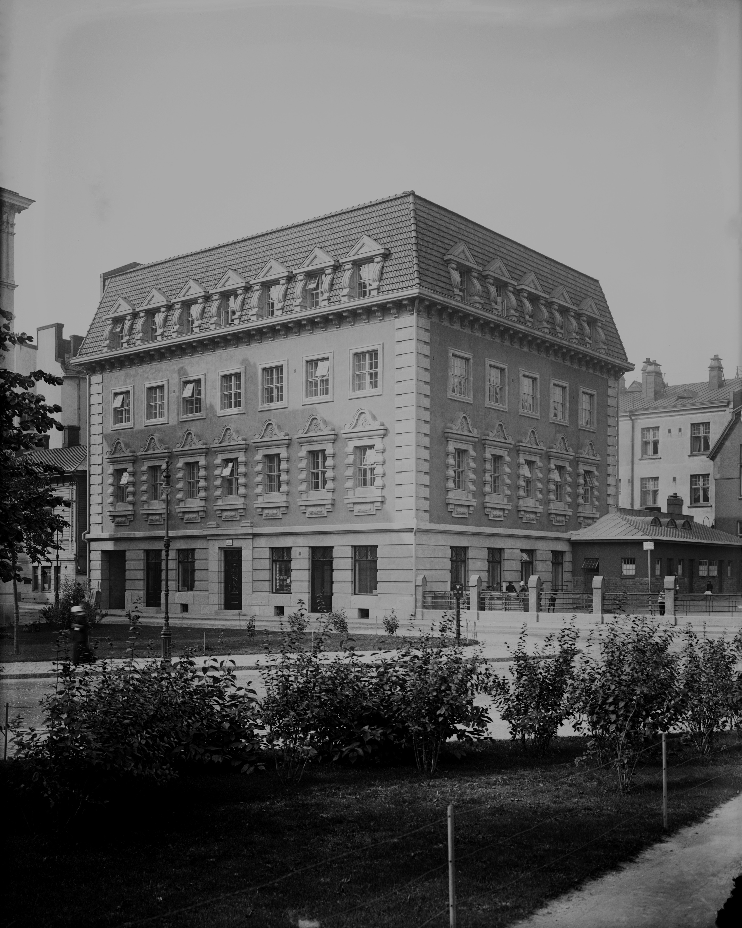 Merimiehenkatu 11. Ruotsalainen Kauppakorkeakoulu, Svenska Handelshögskolan (Hanken). Rakennuksessa oli koulu v. 1928 - 1953.