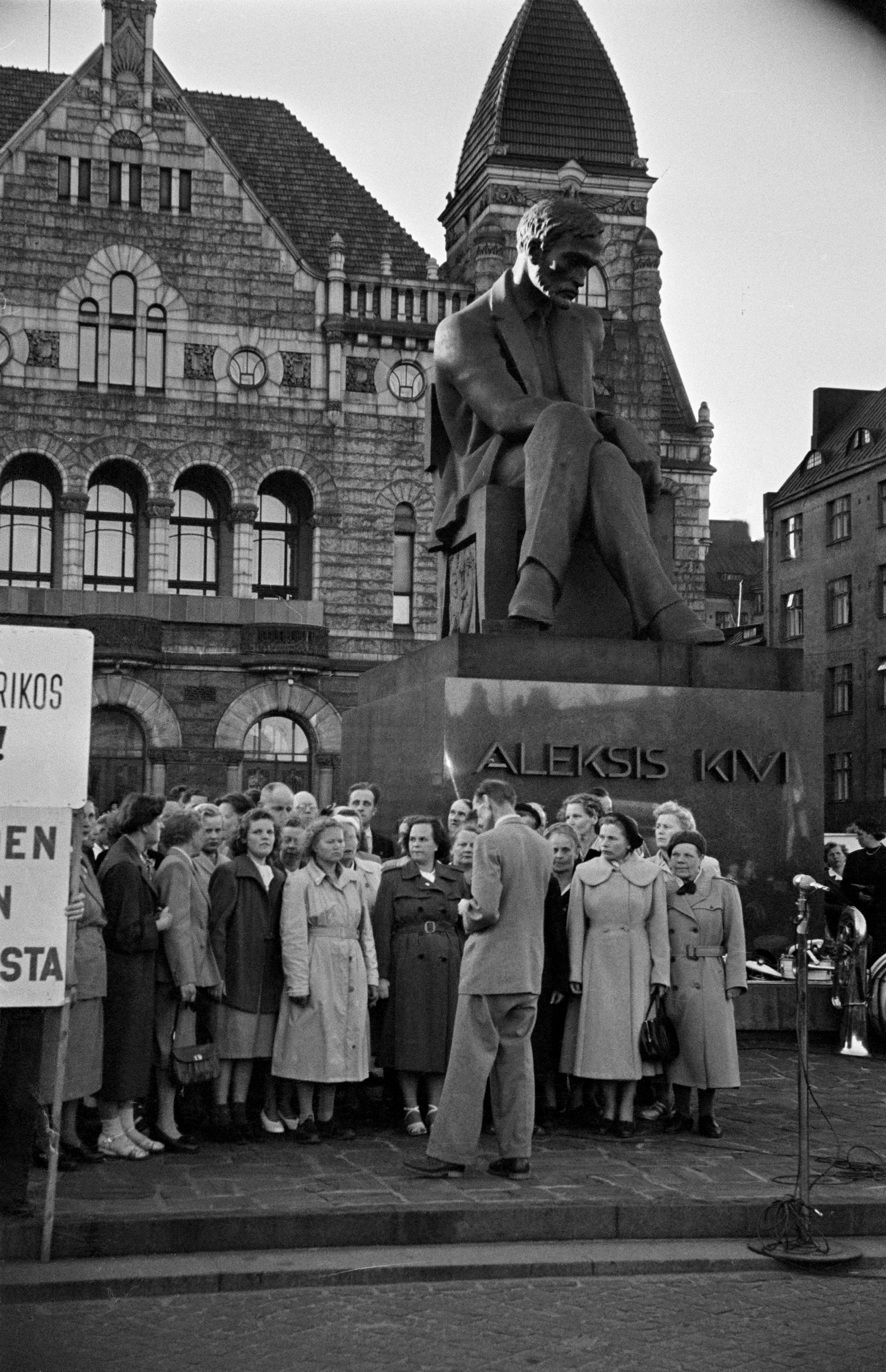 Demonstration at the Railway Tower, the choir appears.