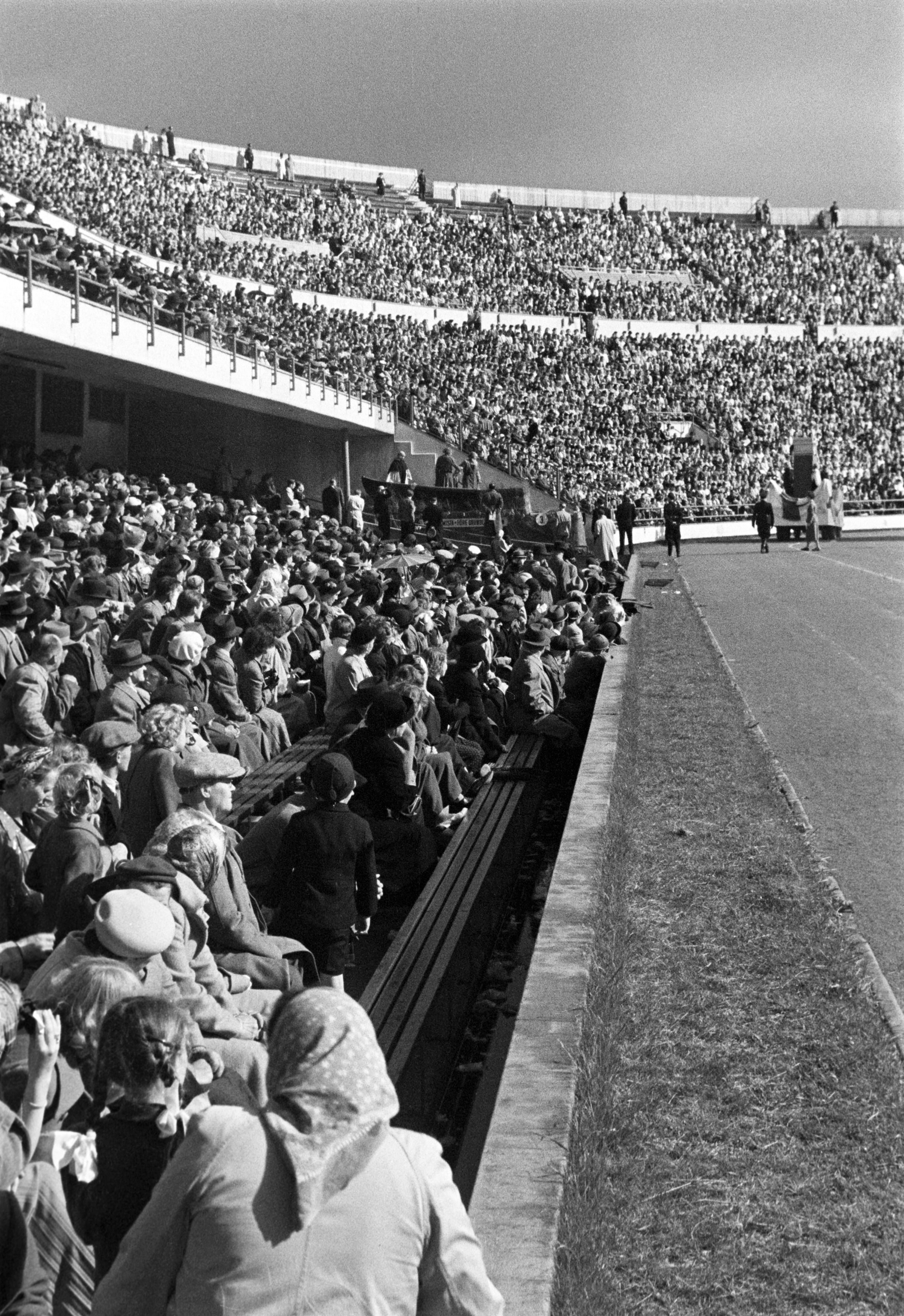 Olympiastadion. Helsingin 400-vuotisjuhlat. Yleisöä katsomossa.