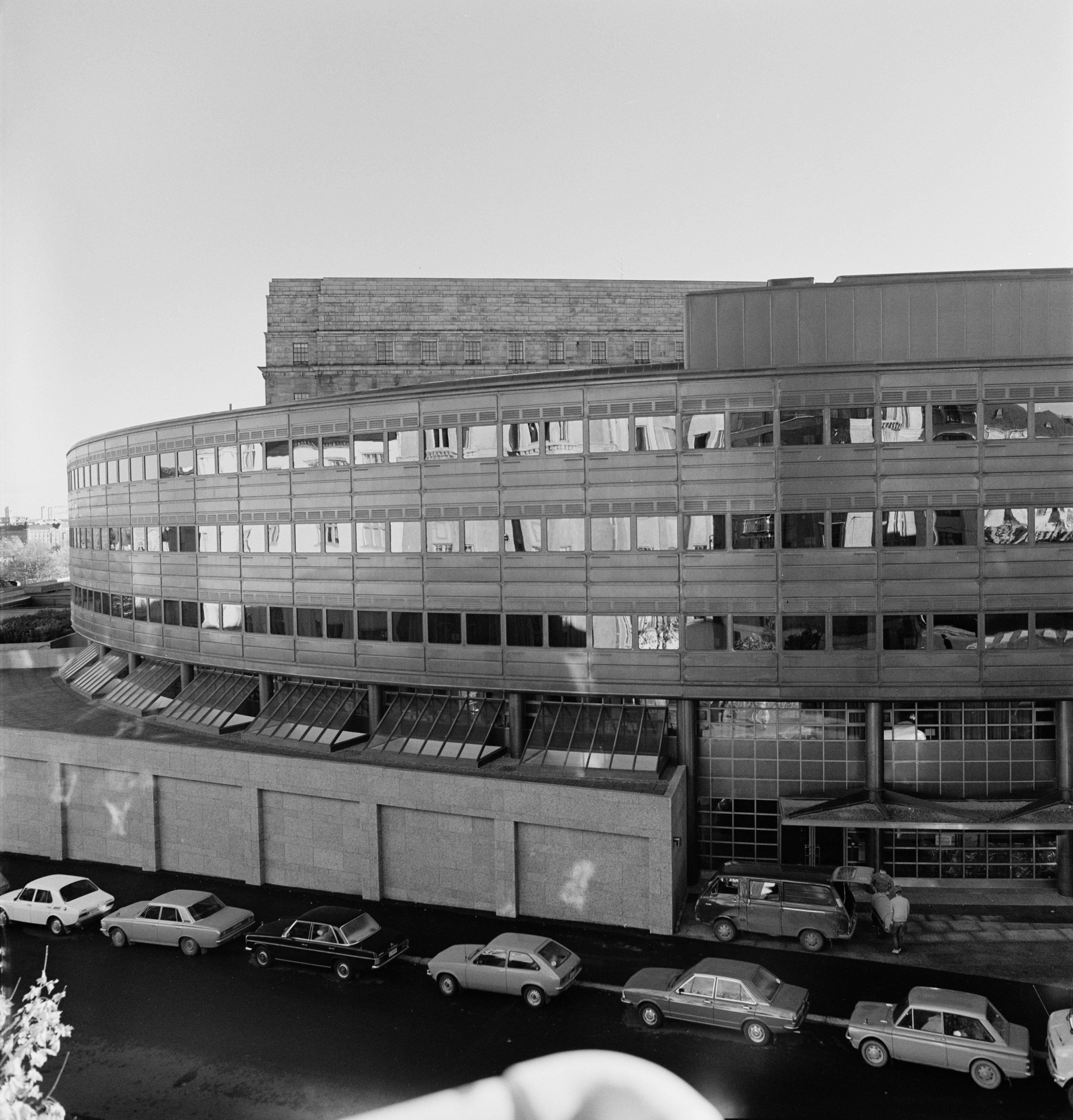 Eduskuntatalon laajennusosa, Aurorankatu 6. 1970. Arkkitehtitoimisto Pitkänen, Laiho & Raunion suunnittelema kolmiosainen laajennus valmistui vuonna 1978.[