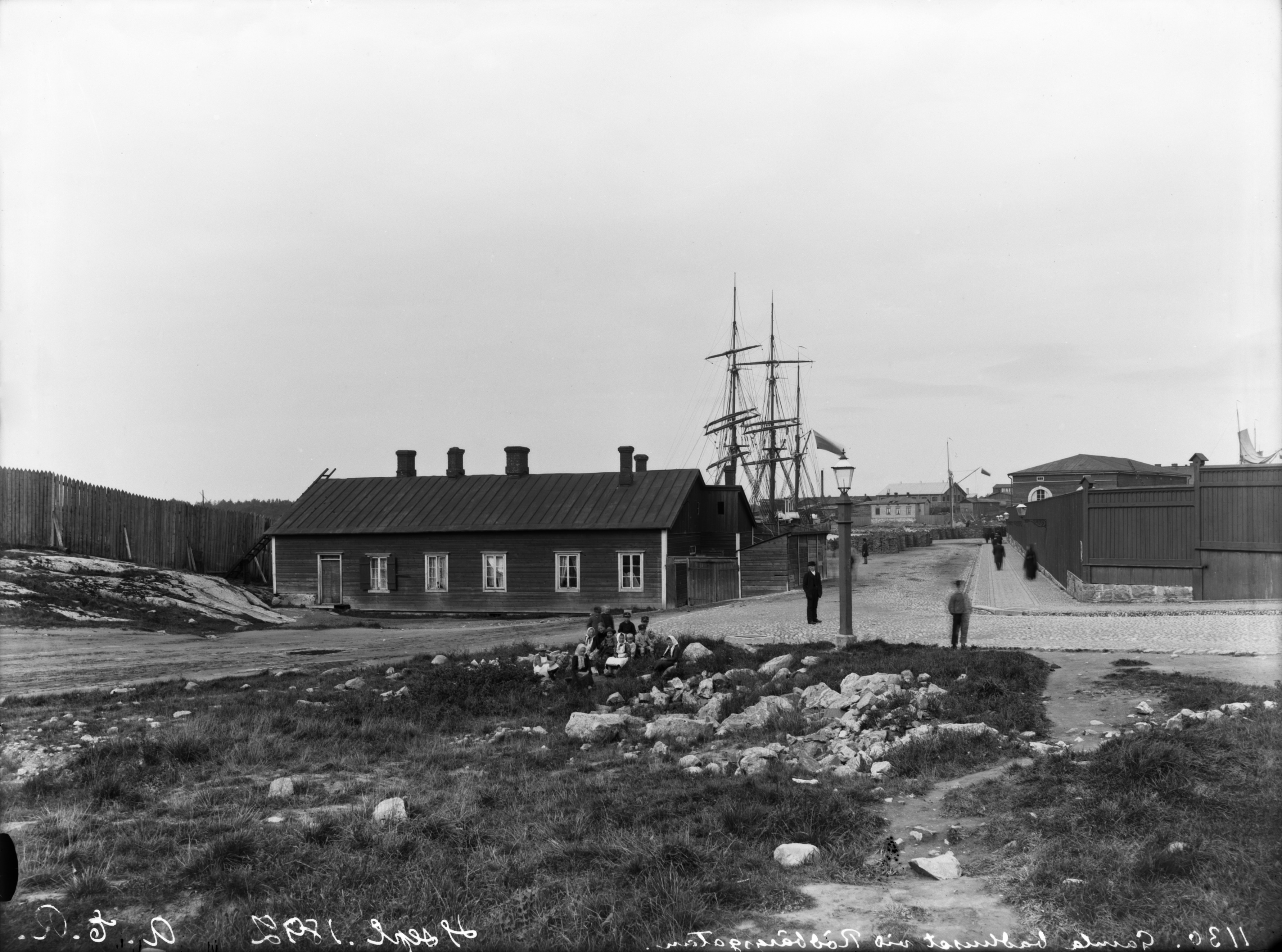 Punavuori, vuonna 1821 perustetun vanhan kylpylaitoksen puurakennus Punavuorenkadun päässä Hietalahden rannalla, nähtynä nykyisen Telakanpuistikon (ent. Tokantori) kohdalta. Oikealla Hietalahden etelärantakatu (=Hietalahdenranta) 1, 3, 5.