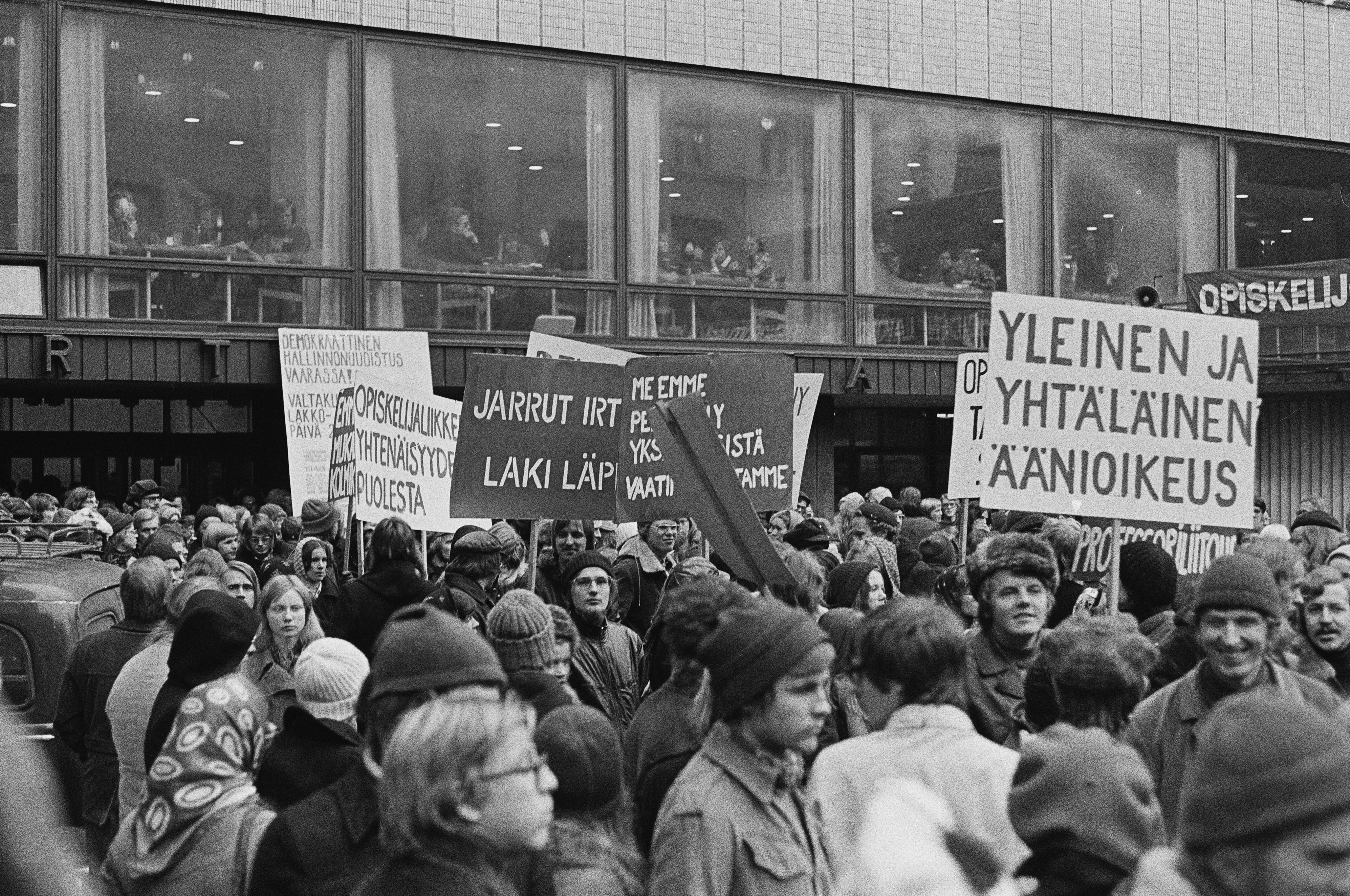 Mielenosoitus, jolla opiskelijaliike vaati yleistä ja yhtäläistä äänioikeutta (yyä) yliopistojen ja korkeakoulujen hallintoelinten valintaperusteeksi. Mielenosoittajia Helsingin yliopiston Porthania-rakennuksen pihalla.