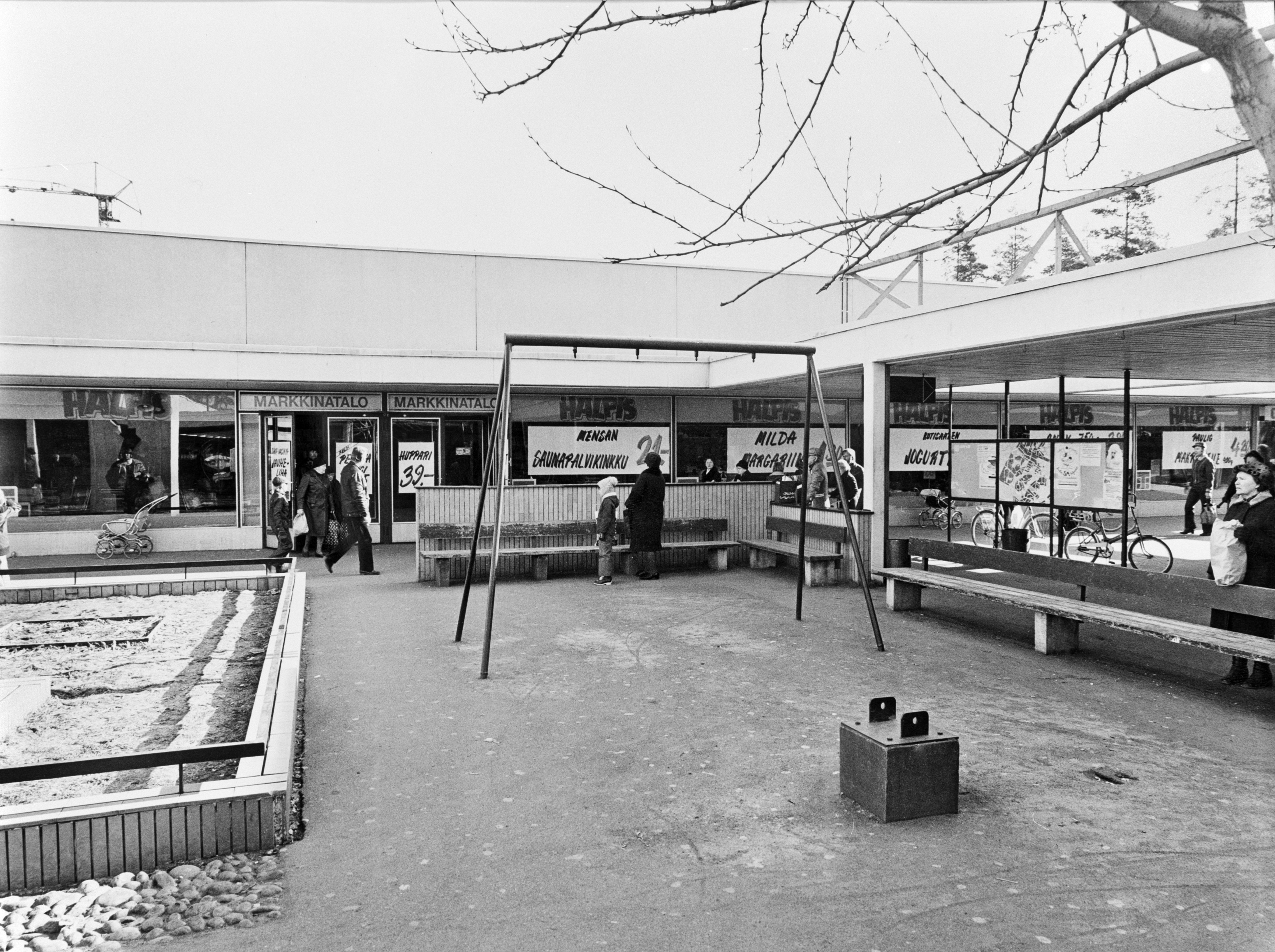 Kontulan ostoskeskus, Ostostie 4. Halpis-myymälä.