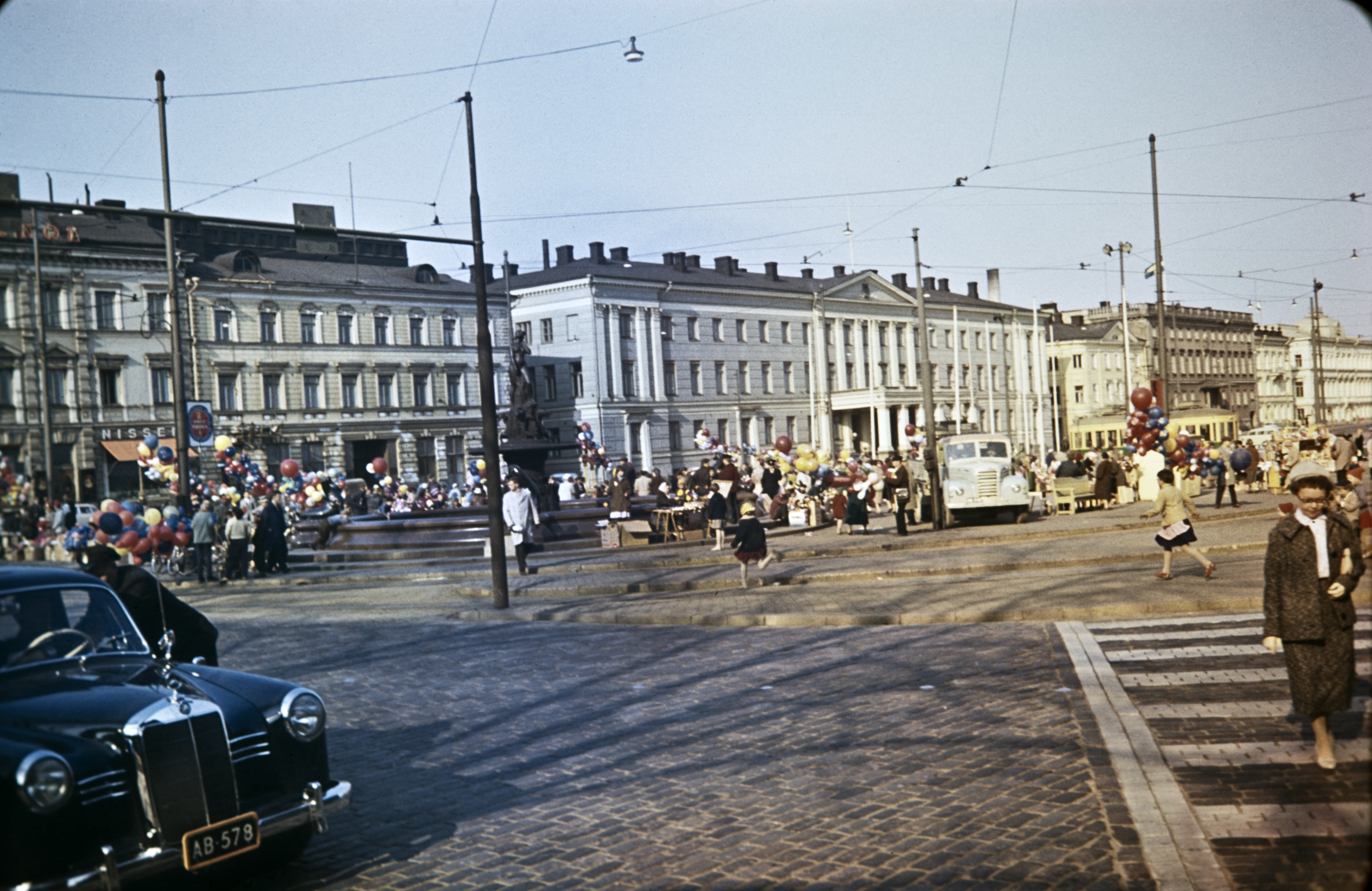 Ilmapallojen myyjiä ja ihmisiä Kauppatorin vapputorilla