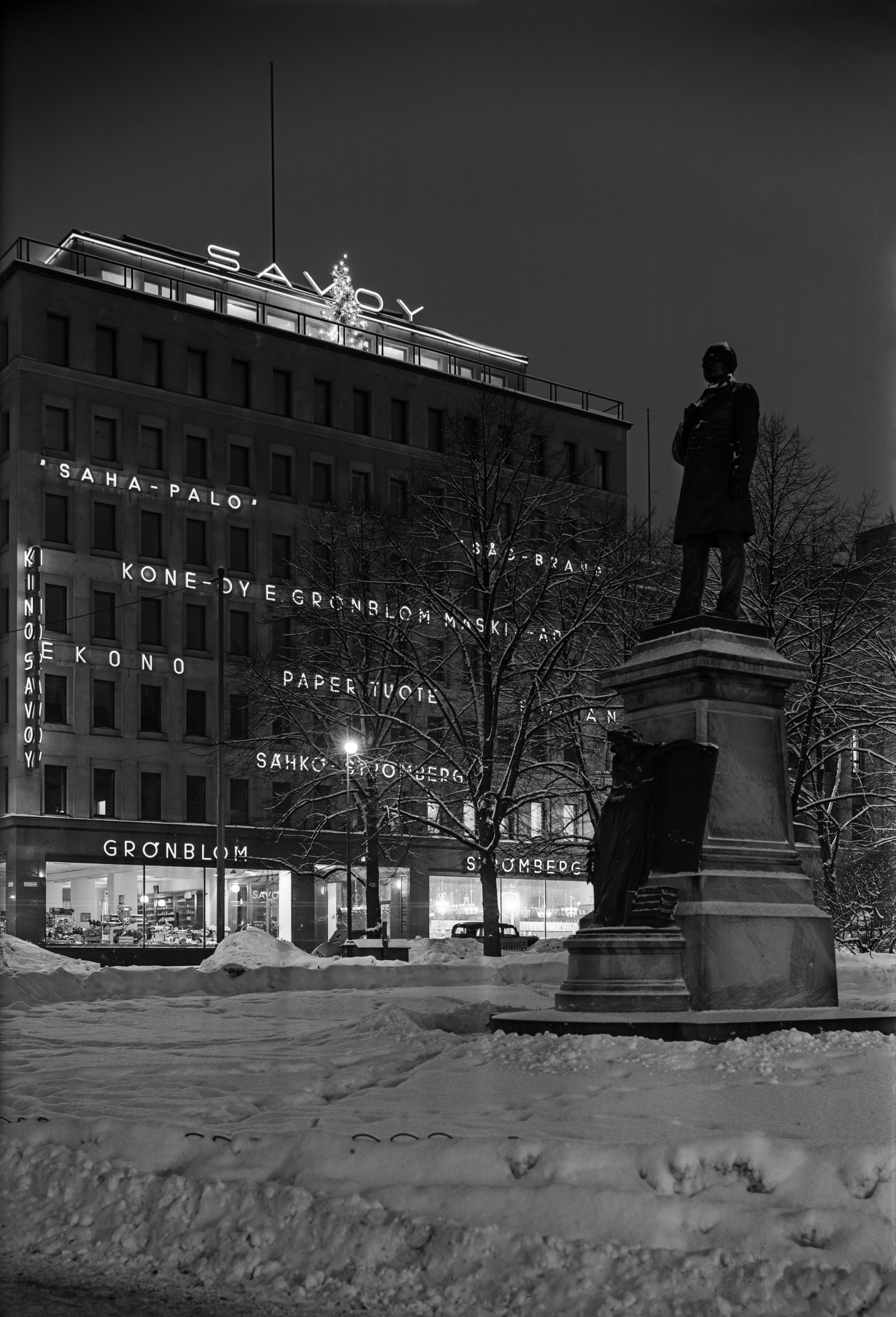 Näkymä Runebergin esplanadilta. Ravintola Savoy taustalla iltavalaistuksessa. Etualalla Walter Runebergin (1838 - 1920) veistämä J.L. Runebergin muistopatsas.