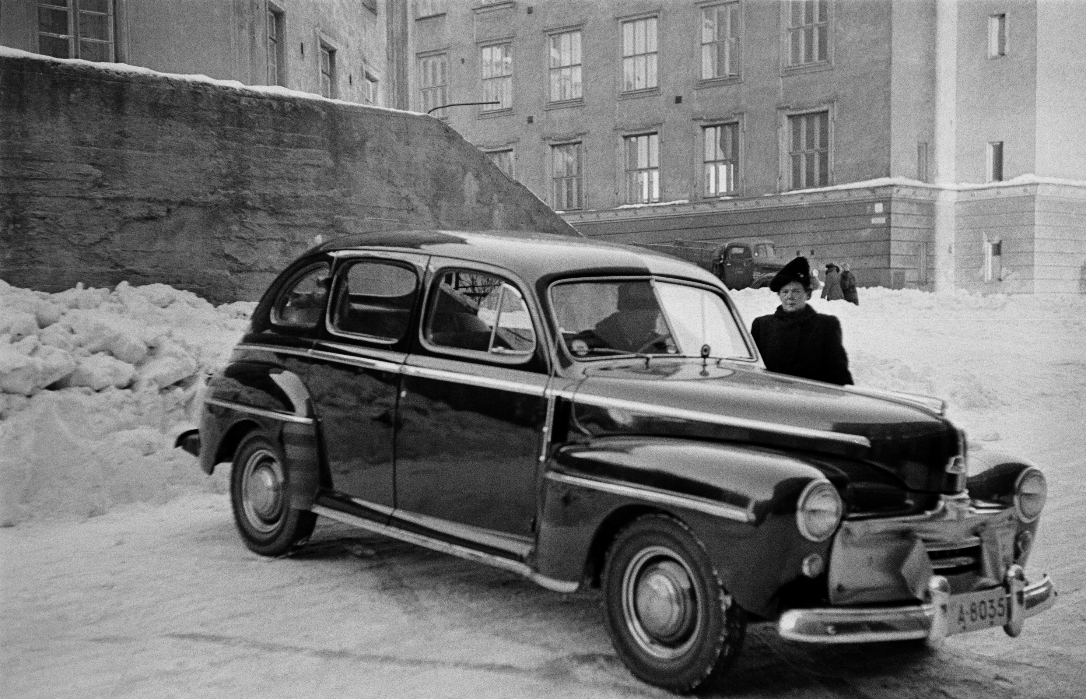 Henkilöauto (Ford vm. 1948) Agricolankujan ja Torkkelinkadun risteyksessä.
