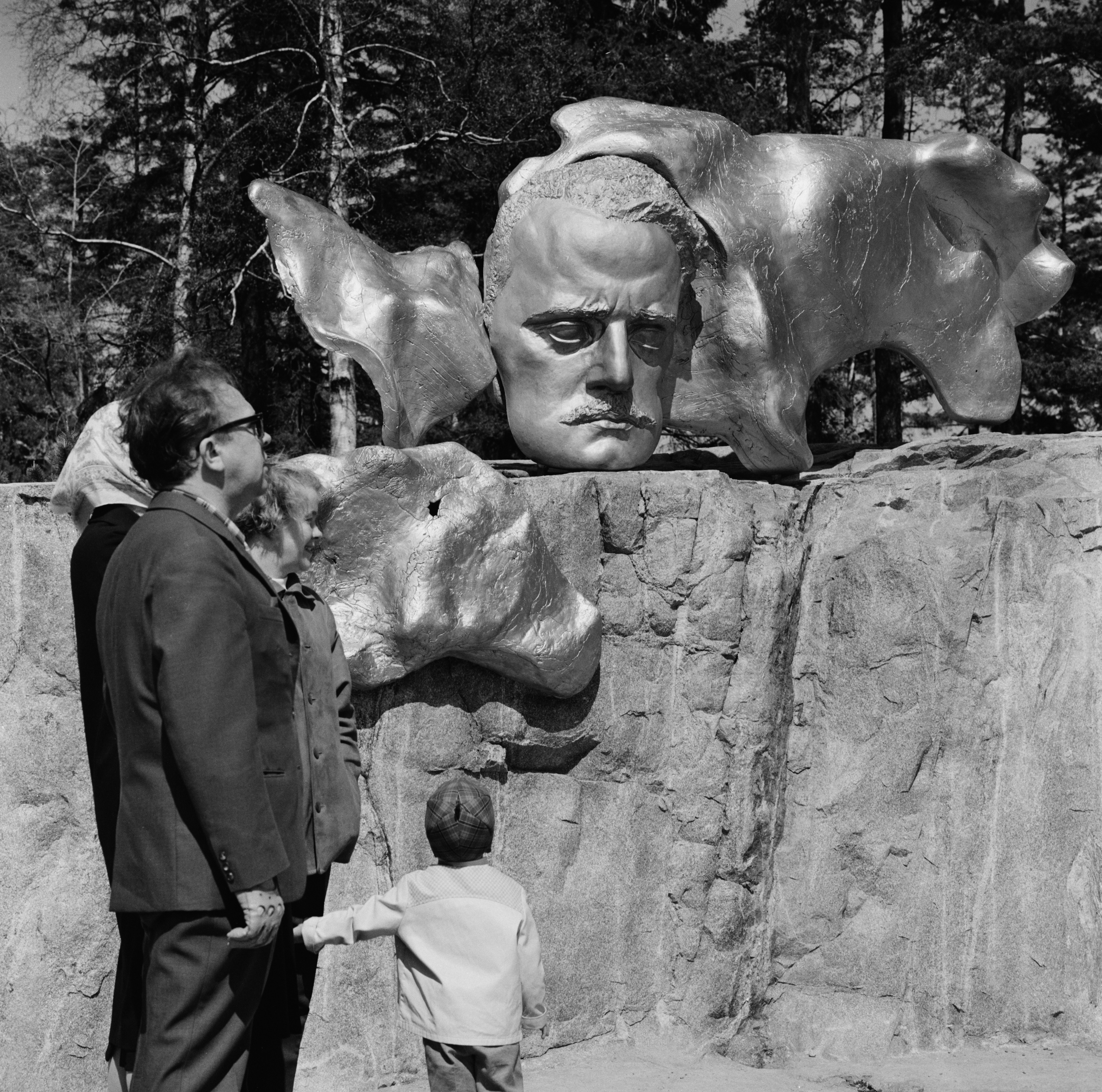 Matkailijoita katsomassa Sibelius-monumenttia Sibeliuksen puistossa