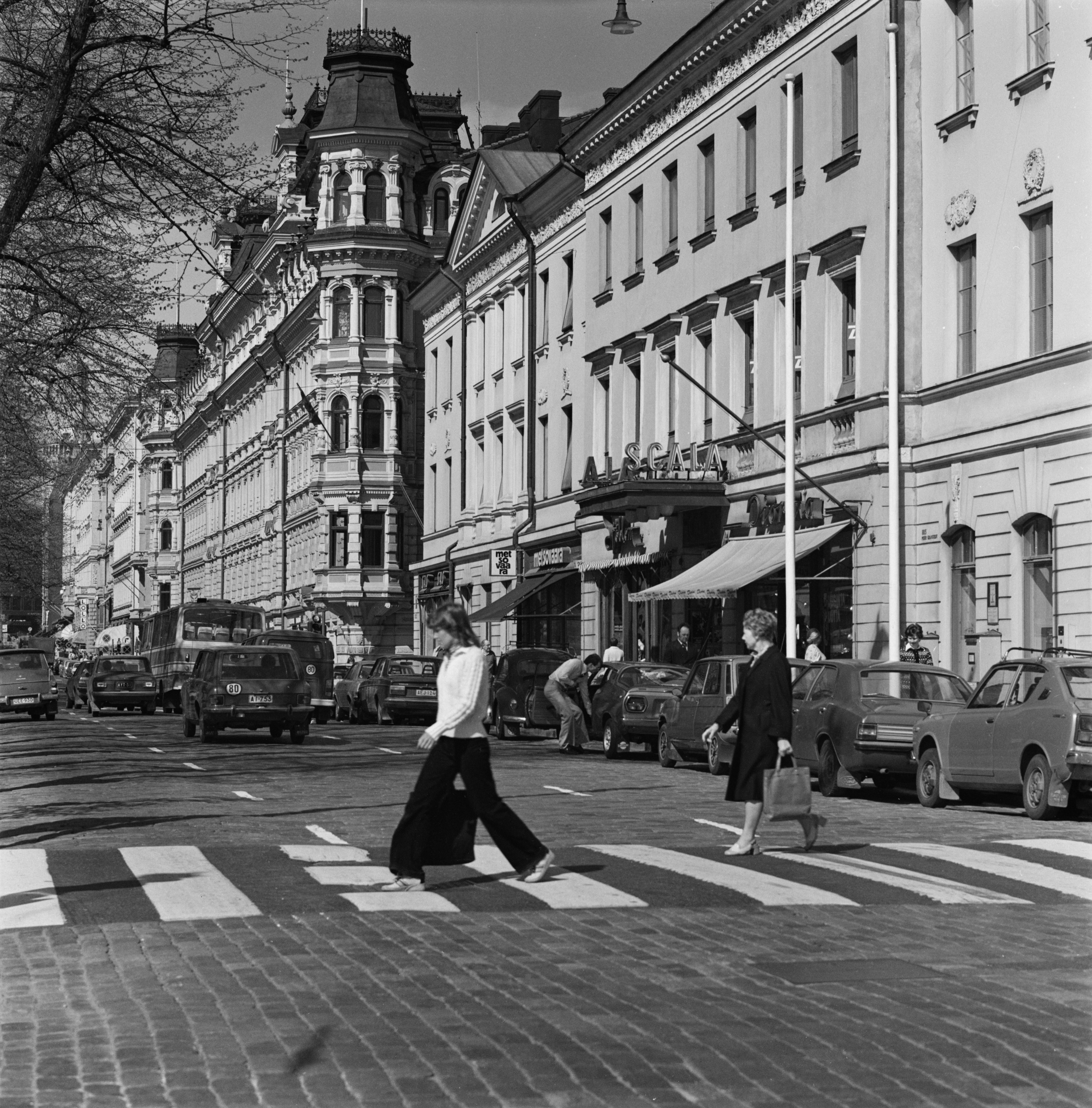 Jalankulkijoita ylittämässä suojatietä Pohjoisesplanadilla