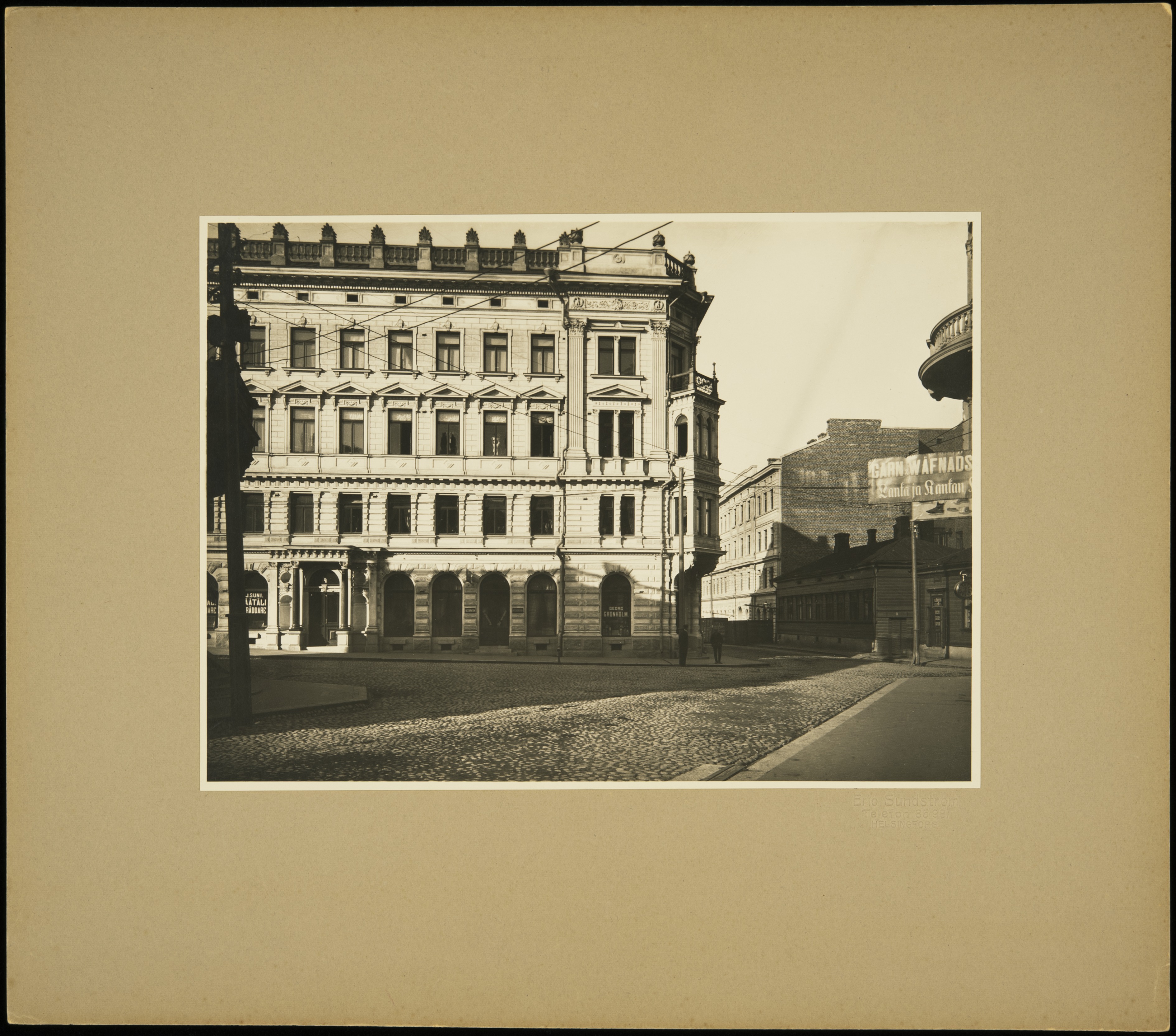 Vasemmalla Yrjönkatu 4 - Iso Roobertinkatu 2, taustalla oikealla Iso Roobertinkatu 1, 3.