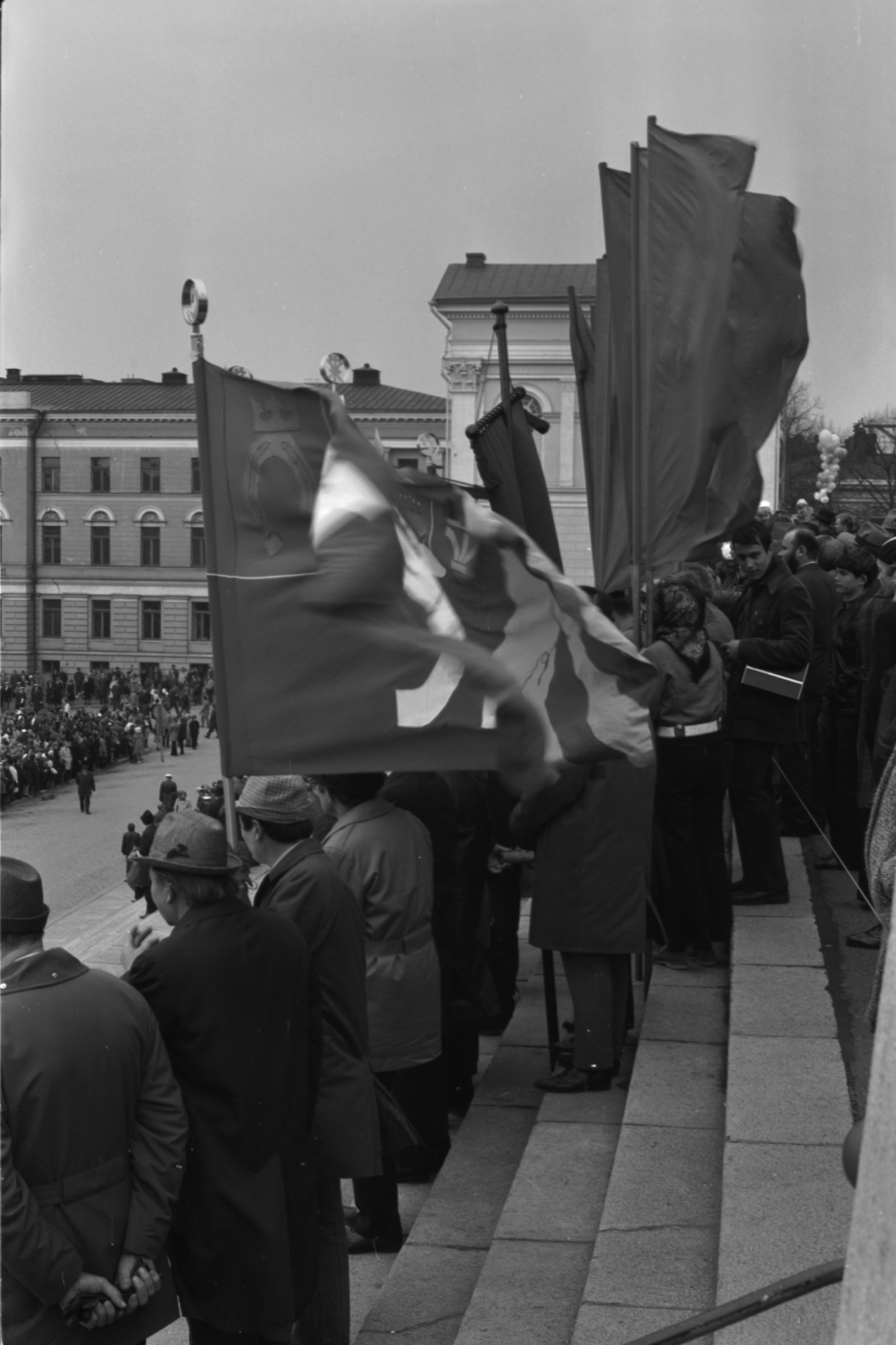 Hallituskatu 7. Ihmisiä punalippuineen seisomassa Tuomiokirkon portailla työväen vappujuhlassa 1.5.1972.