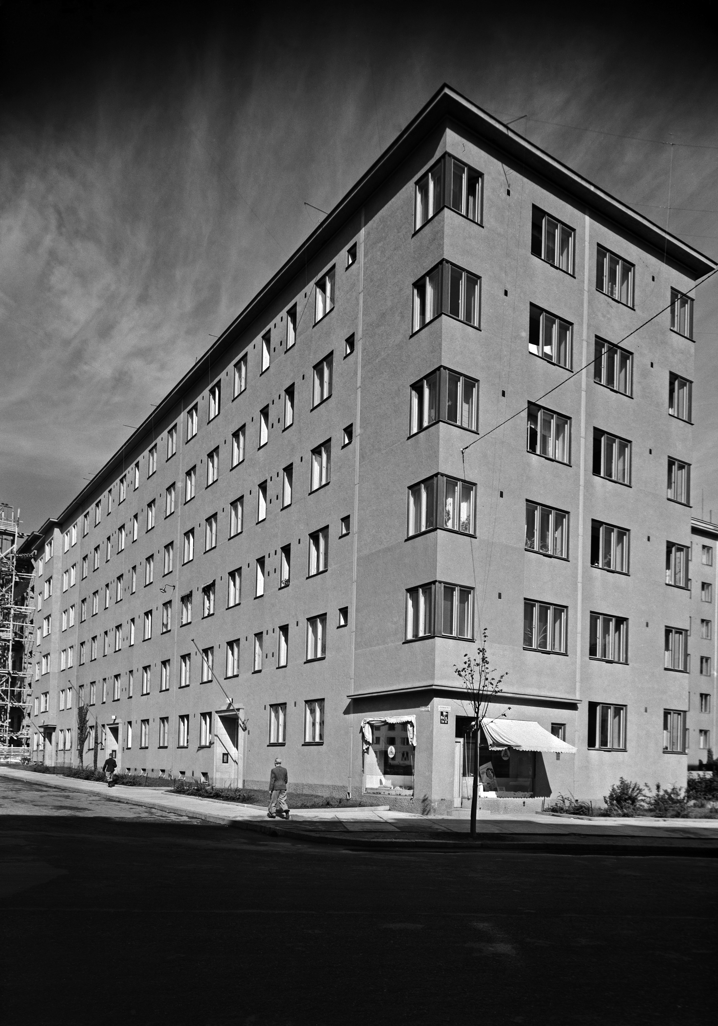 Kerrostalo Minna Canthin kadun ja Linnankoskenkadun kulmassa. Minna Canthin katu 1,3. Kivijalassa myymälä.