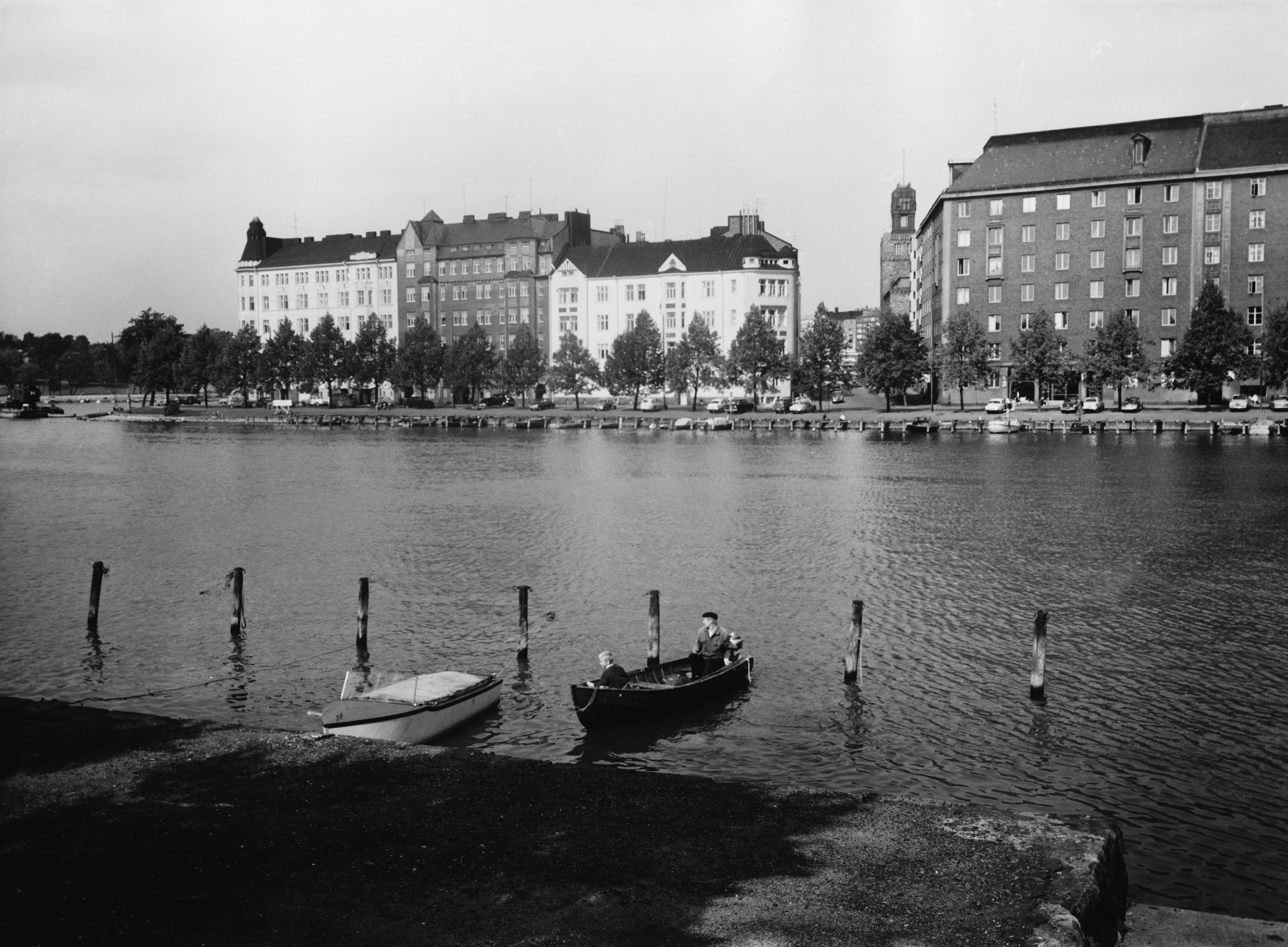 Pitkänsillanranta 17, 15, 13, 11 nähtynä Kaisaniemenrannasta Kaisaniemenlahden yli.
