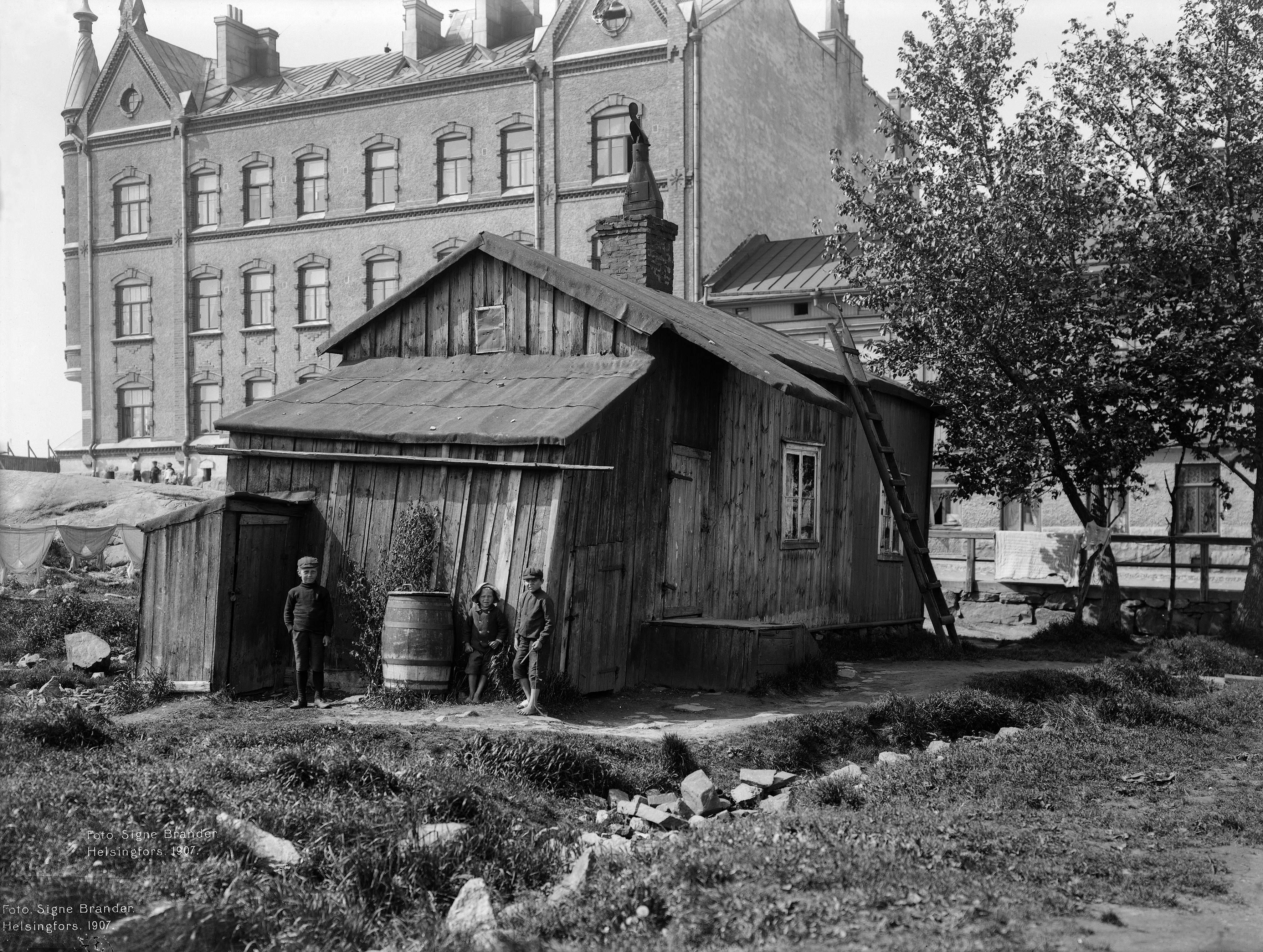 Perämiehenkatu 1, kalastajatupa.  Taustalla Perämiehenkatu 4, 2.