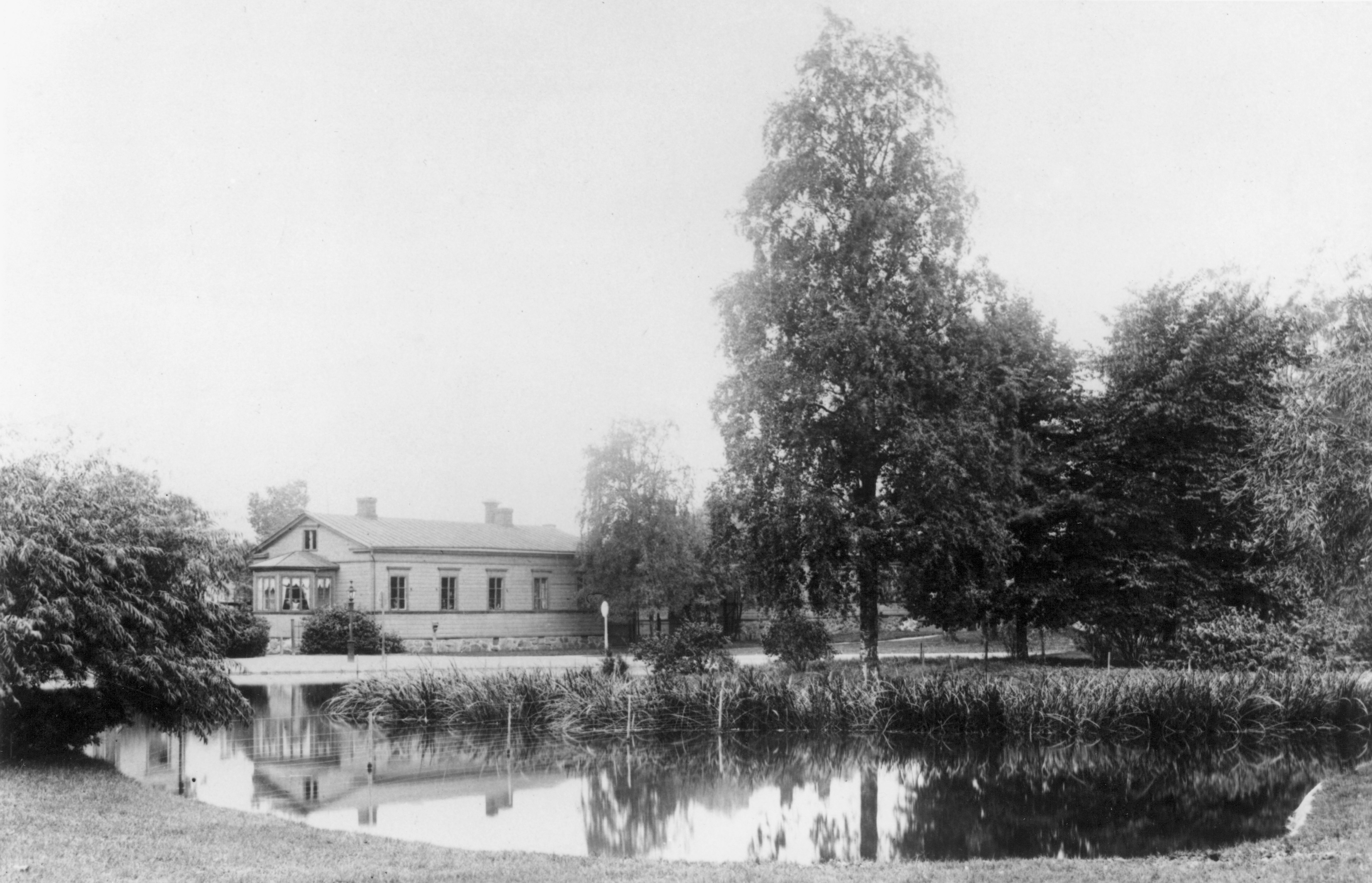 Kaisaniemi. Hotelli Villensauna, Hotel Wilhelmsbad,  ja joutsenlammikko.