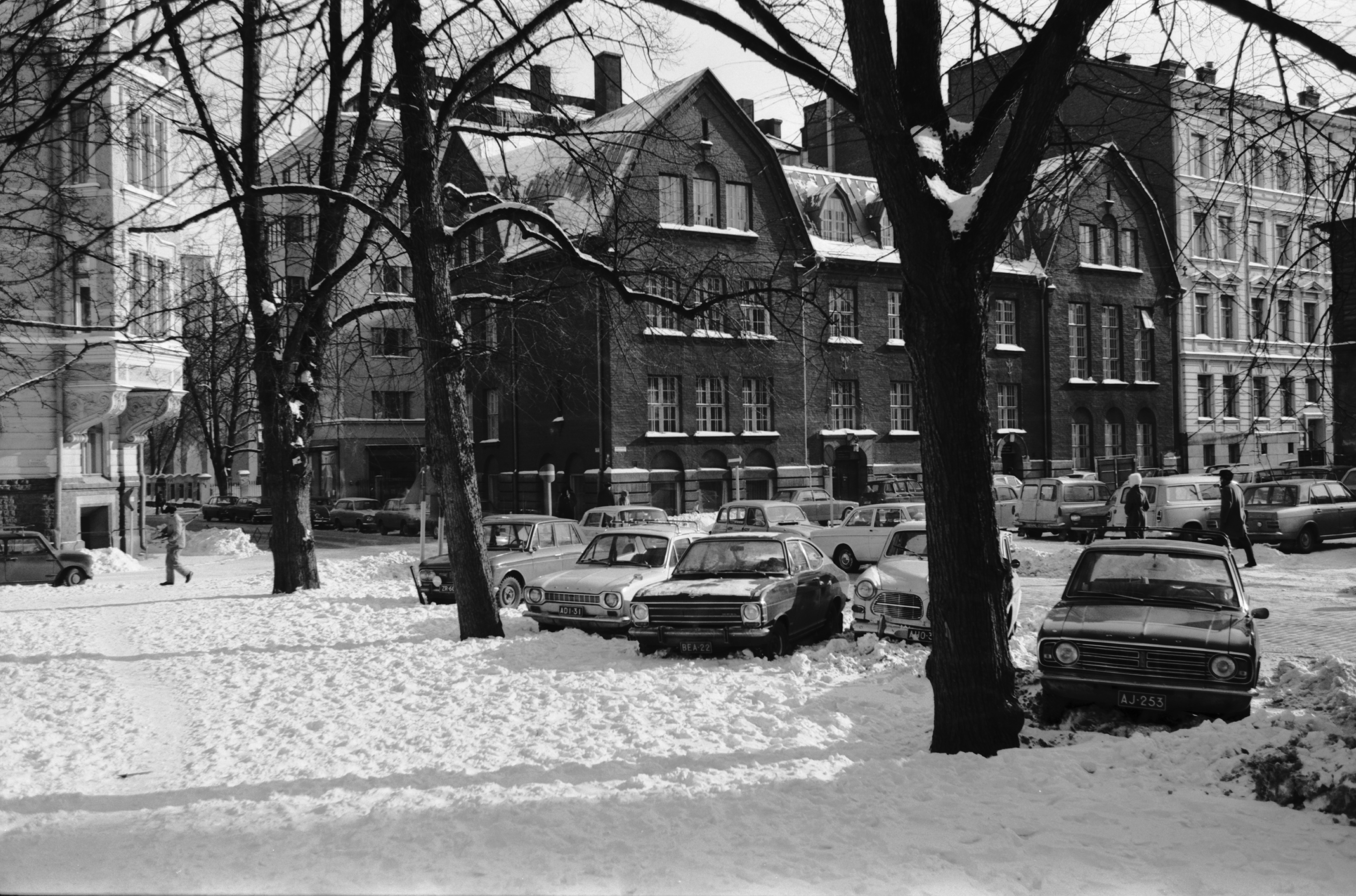 Näkymä lumisesta Säätytalon puistosta Ritarikadun suuntaan