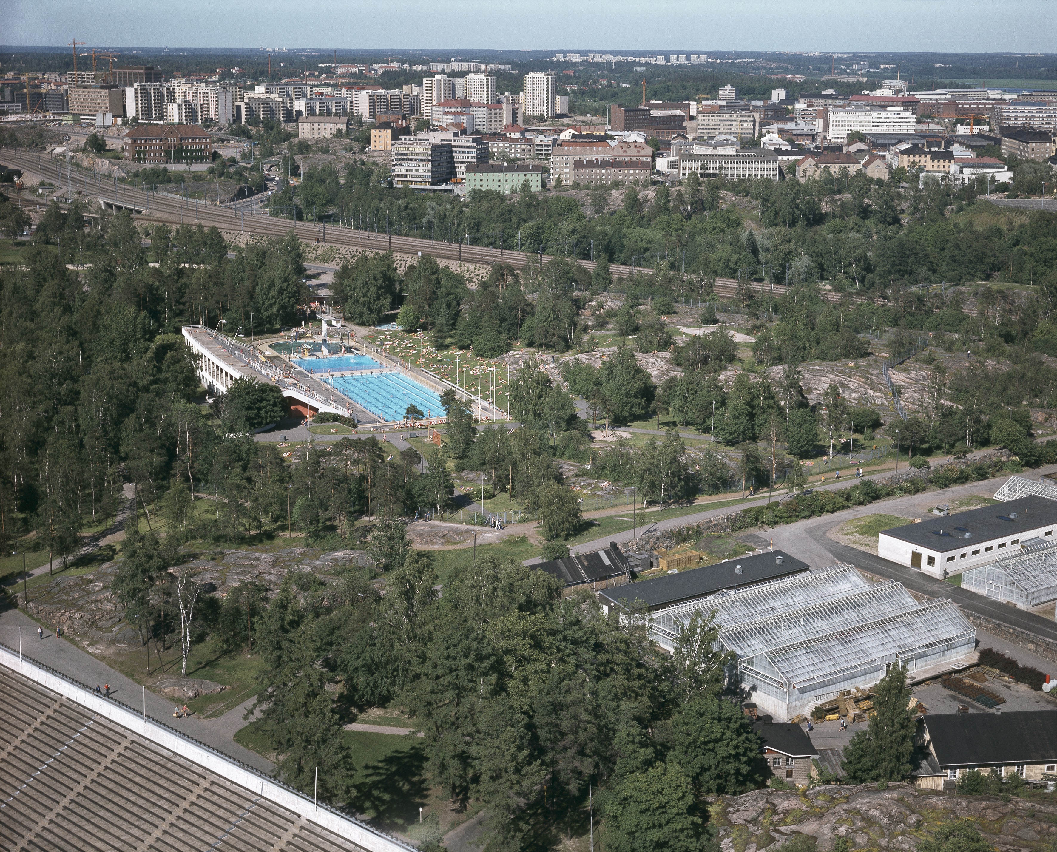 Taka-Töölö, keskellä uimastadion.