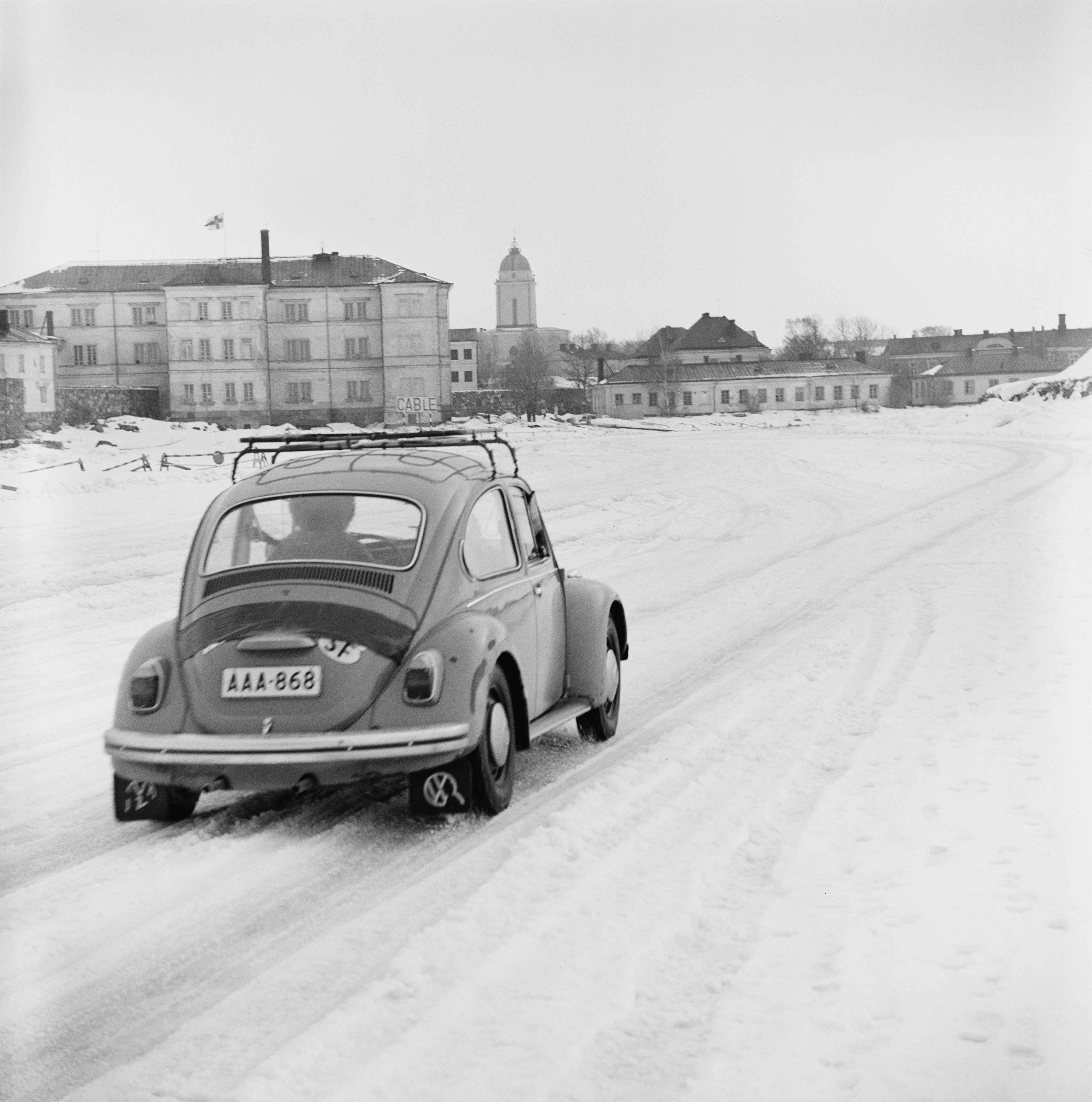 Volkswagen- henkilöauto Suomenlinnan jäätiellä