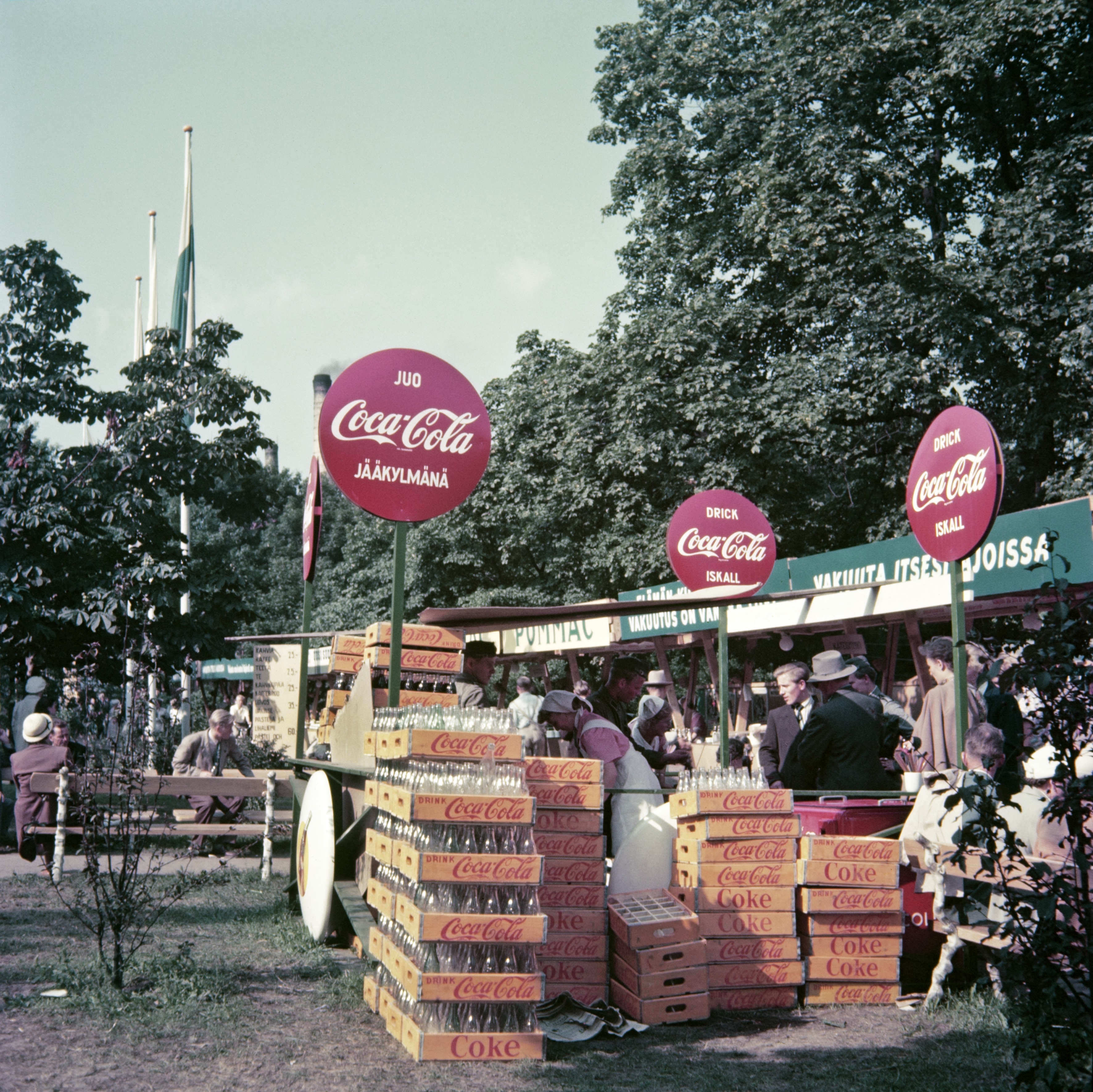 Helsingin olympialaiset 1952. Olympiakisojen virallisen kisajuoman (vuodesta 1928) Coca-Colan myyntipiste Hesperian puistossa.