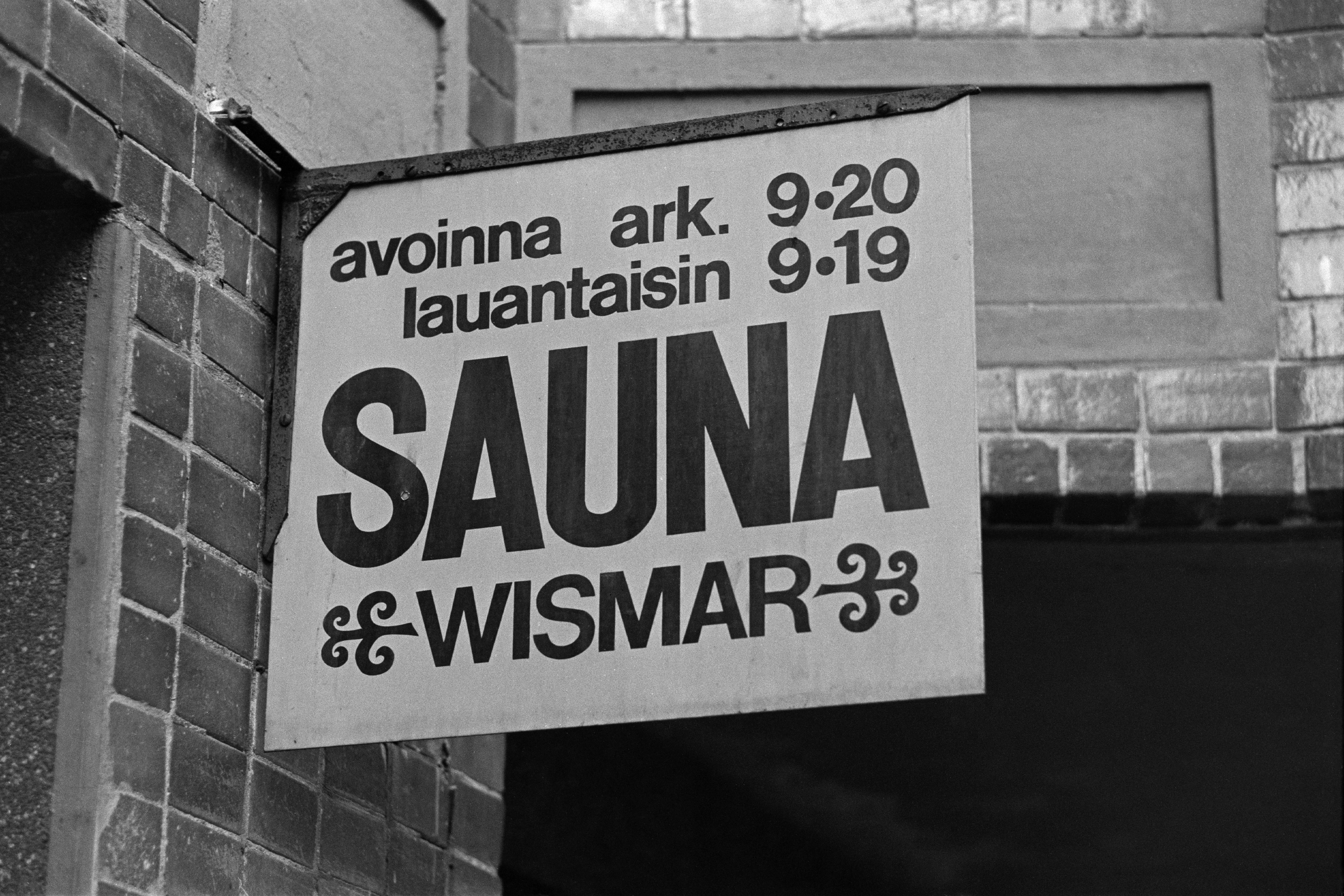 Luotsikatu 14. Sauna Wismar, kyltti.