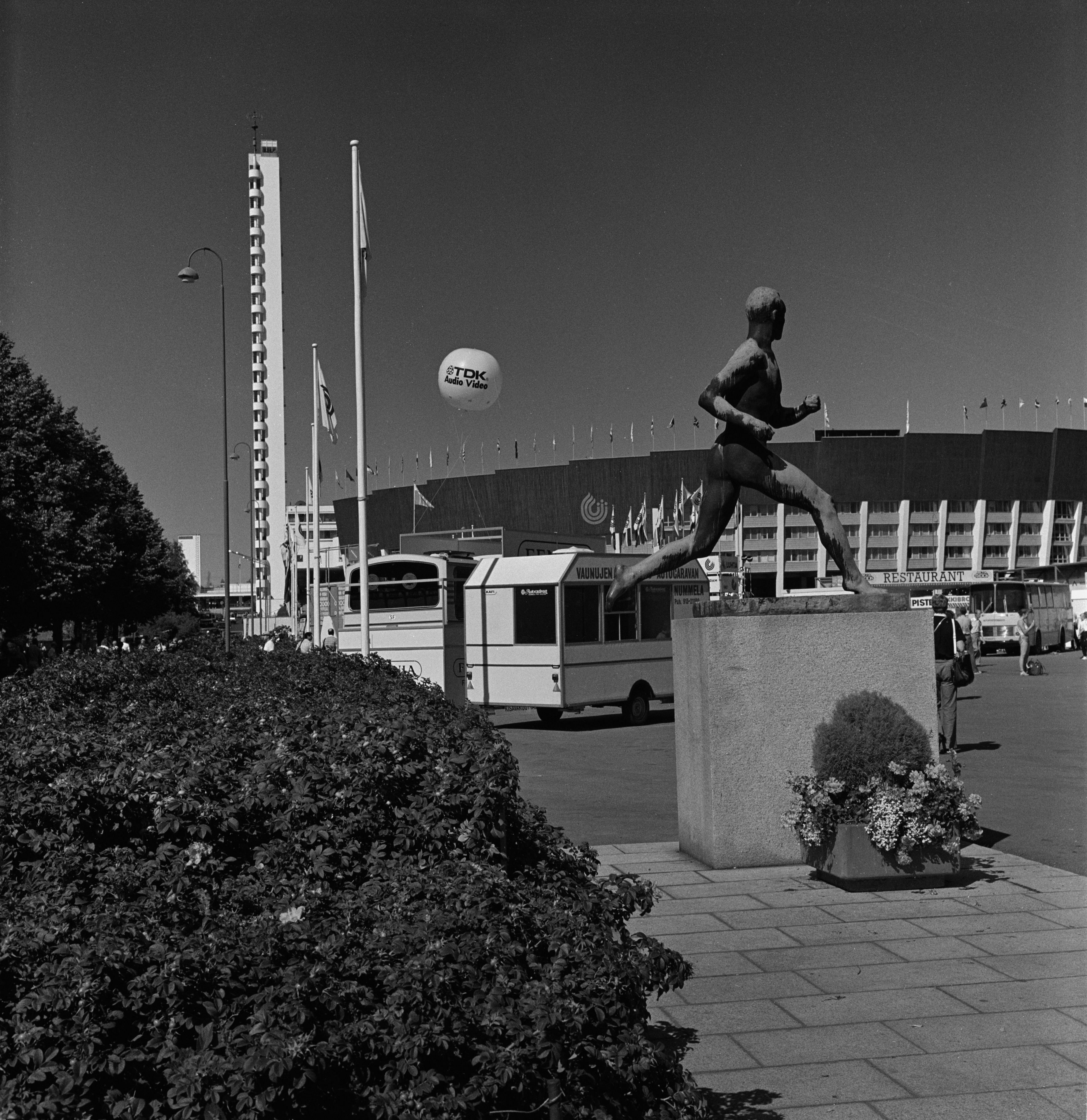 Yleisurheilun ensimmäiset maailmanmestaruuskisat Olympiastadionilla. Etualalla Paavo Nurmen patsas.