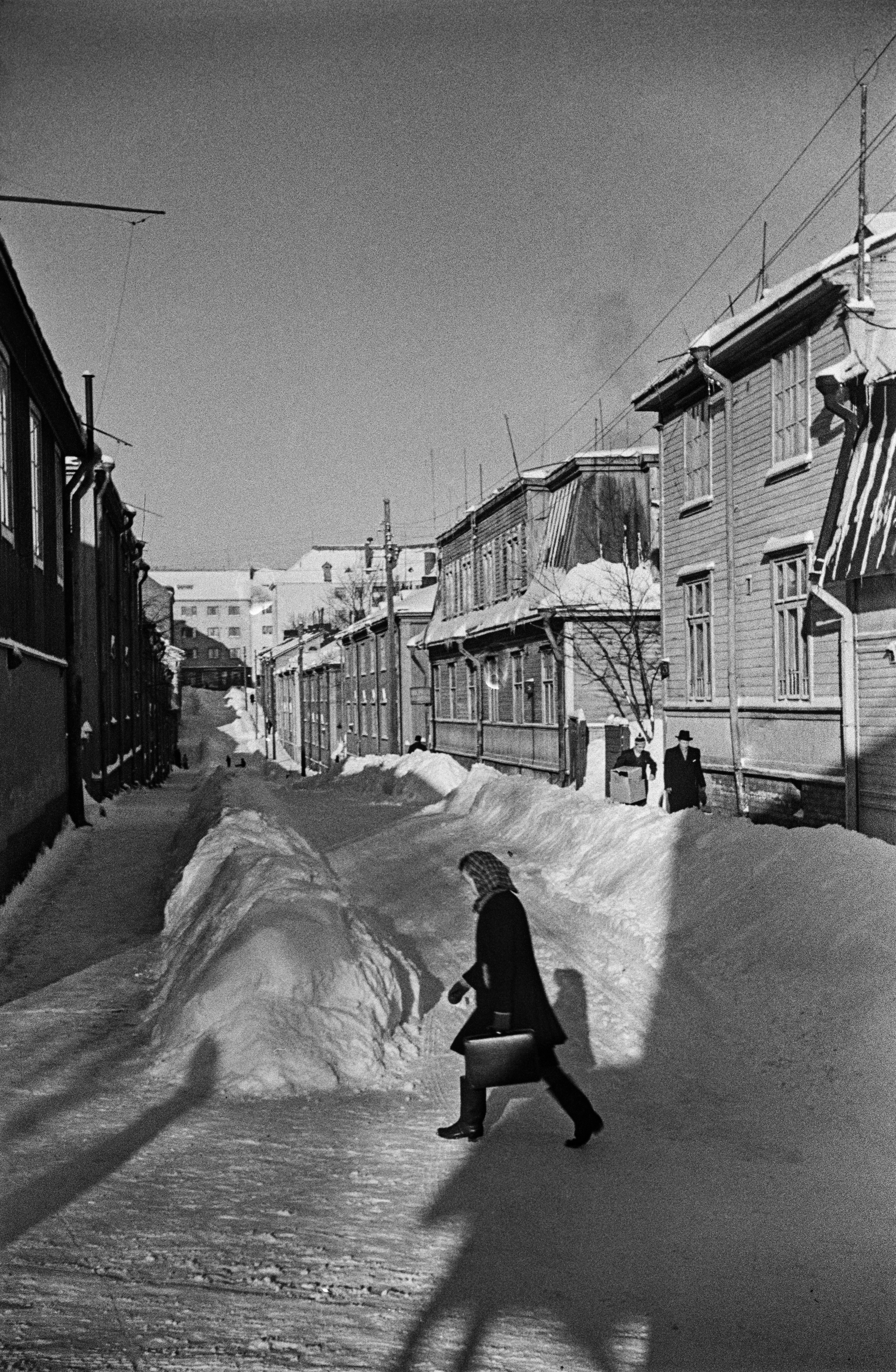 Näkymä Vanajantielle, oikeassa reunassa puurakennus osoitteessa Vanajantie 1, Vallila.